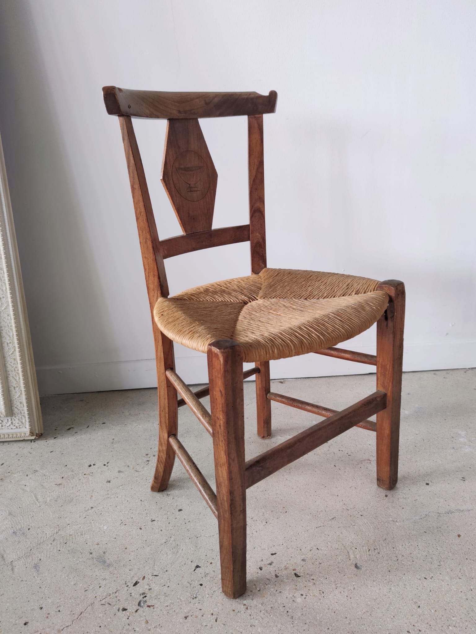 Chaise paillée en bois naturel à décor gravé d'une coupe