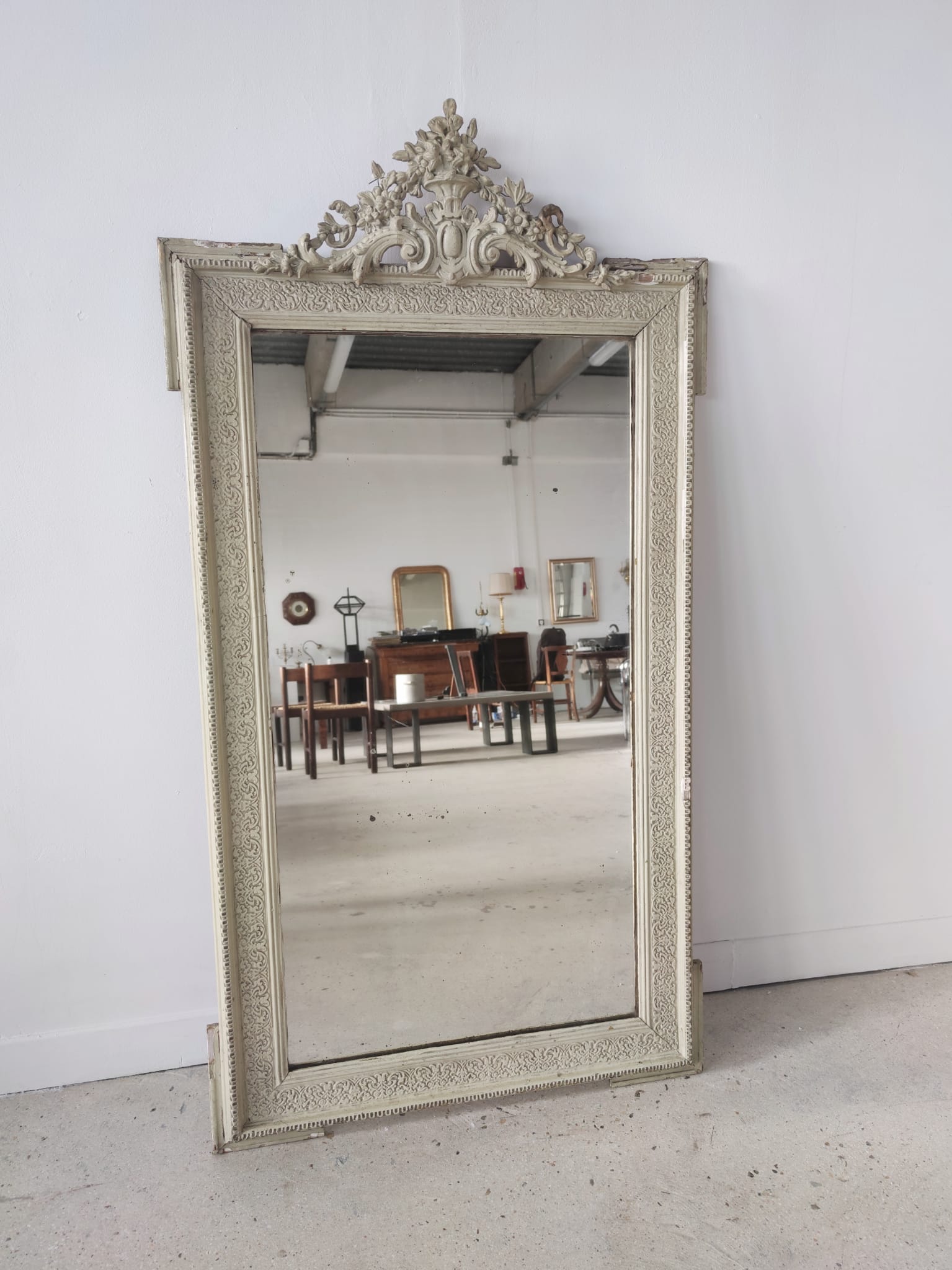 Miroir rectangulaire en bois laqué vert clair à fronton H:1m39