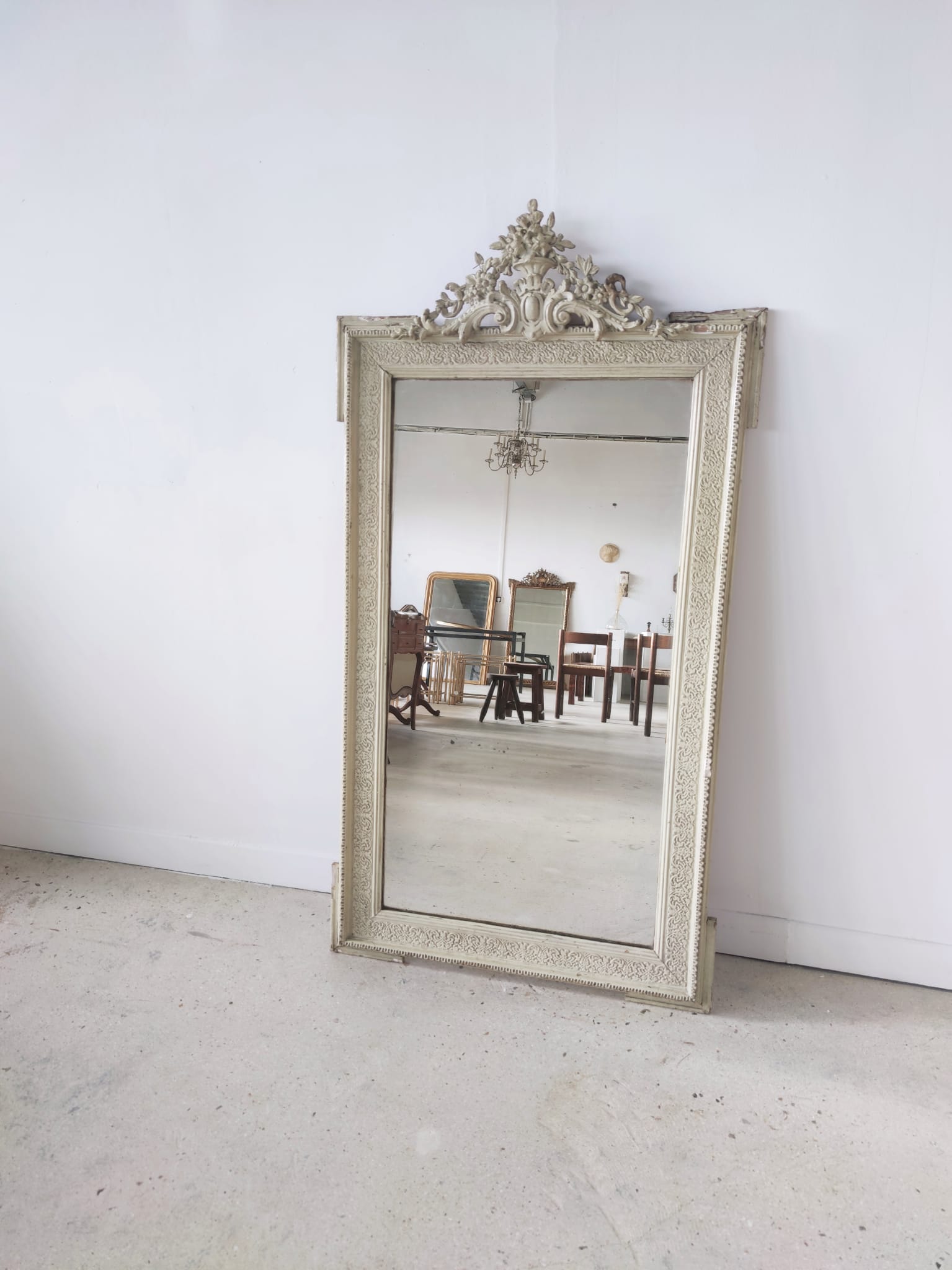Miroir rectangulaire en bois laqué vert clair à fronton H:1m39