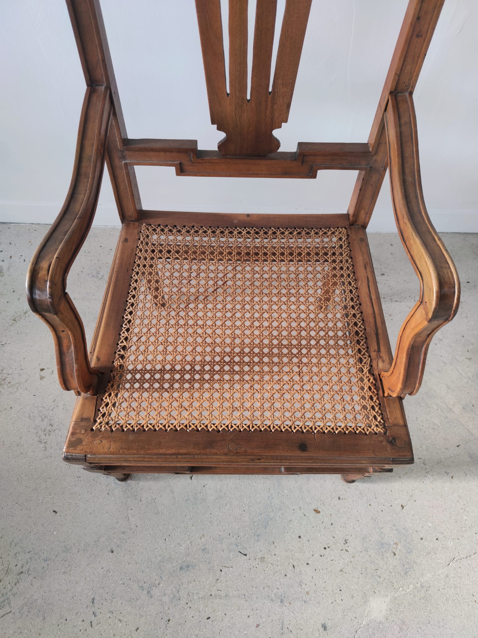 Grand fauteuil canné en bois naturel