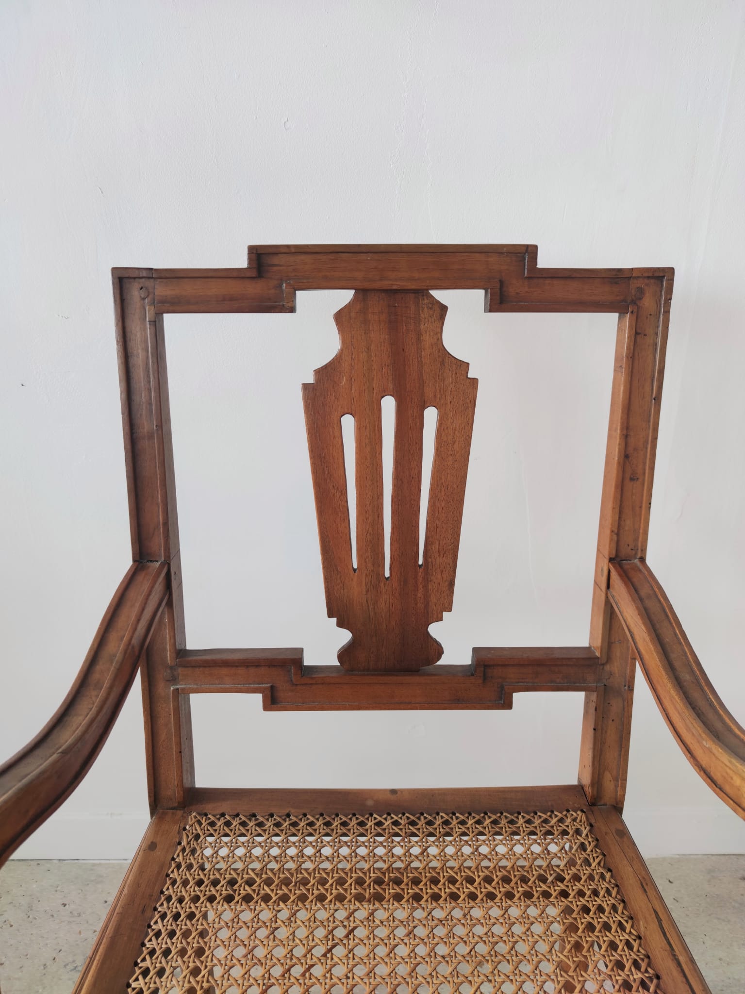Grand fauteuil canné en bois naturel