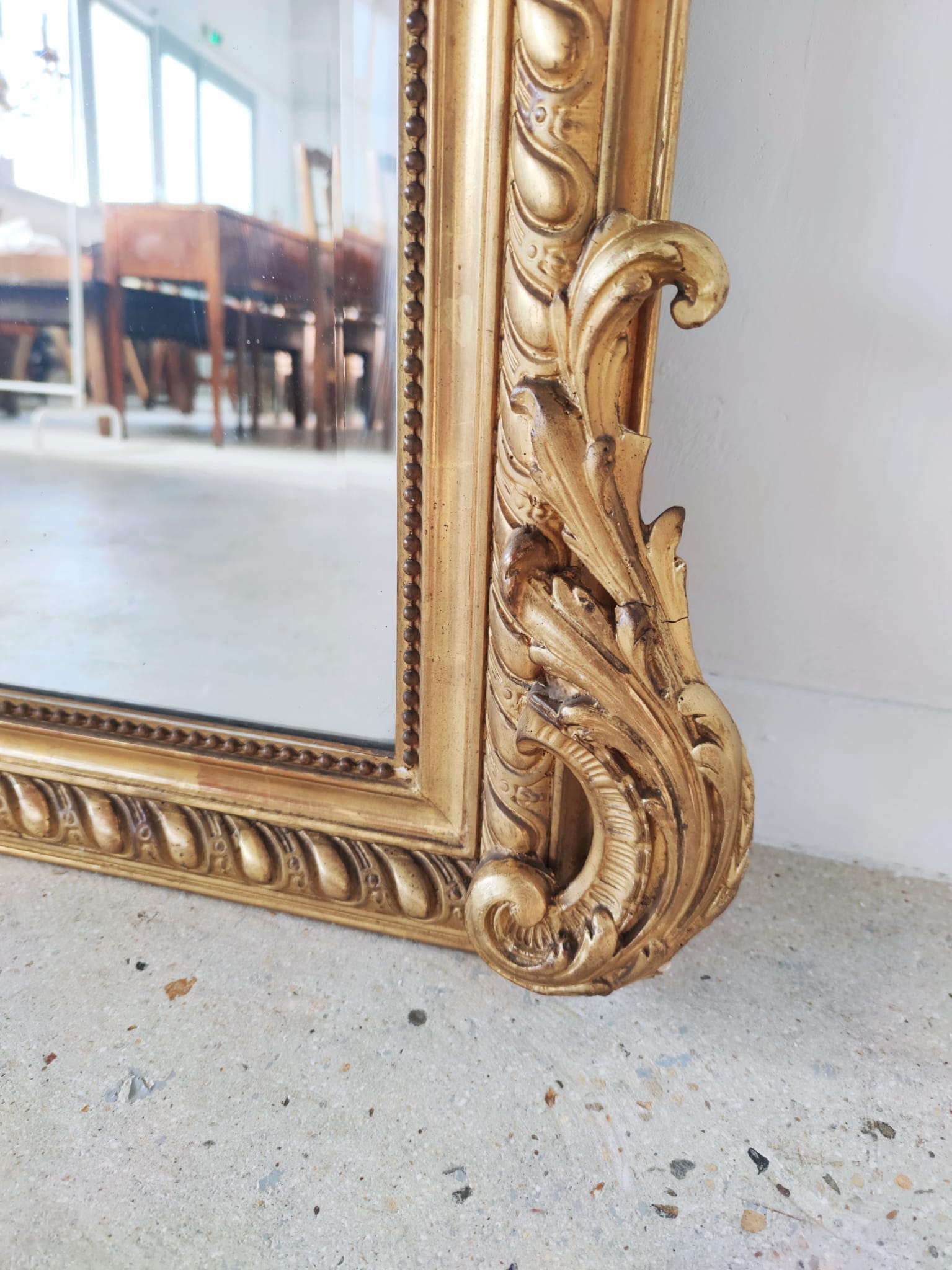 Miroir de cheminée en bois doré à décor rocaille H:1m50