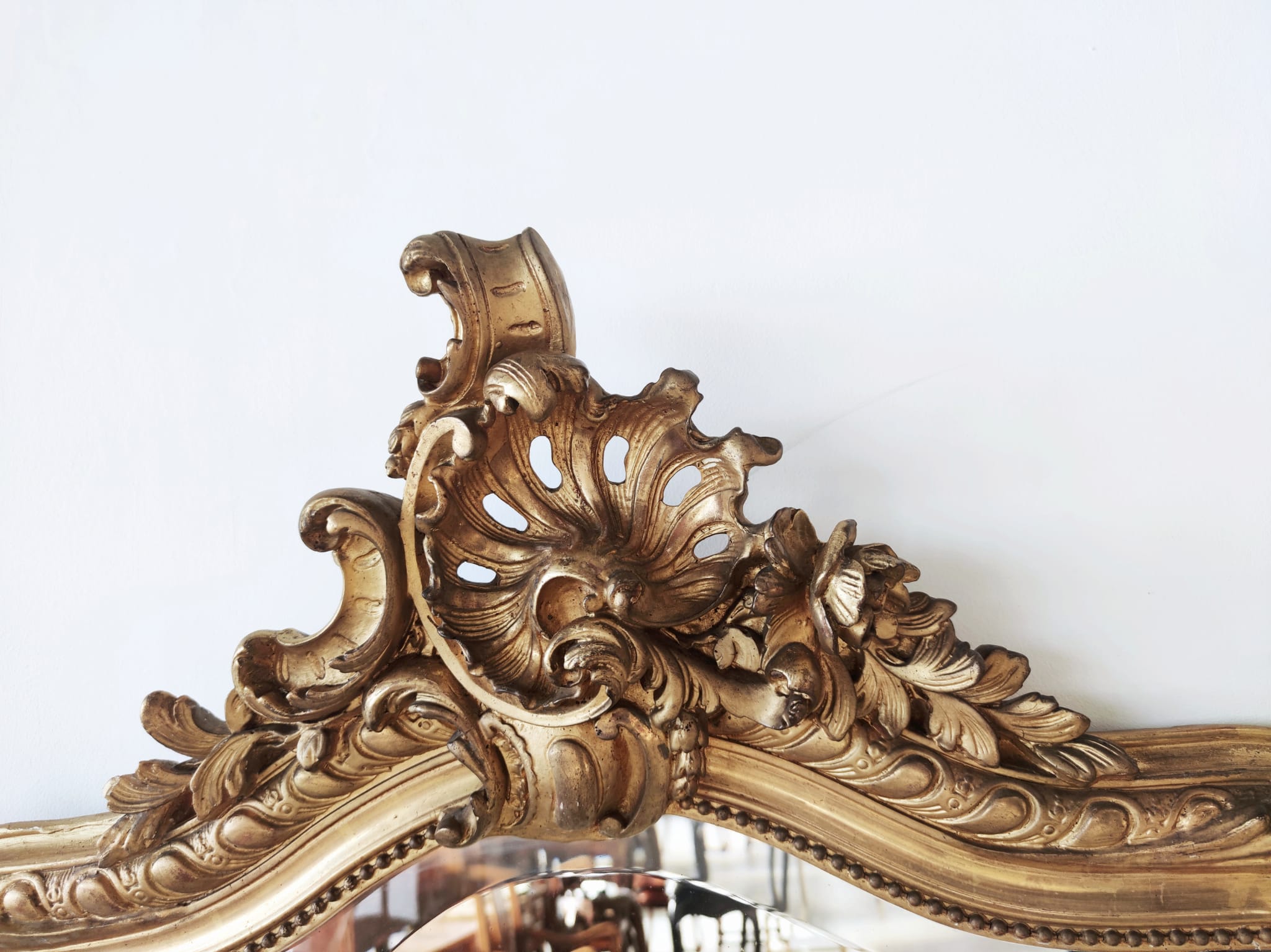 Miroir de cheminée en bois doré à décor rocaille H:1m50