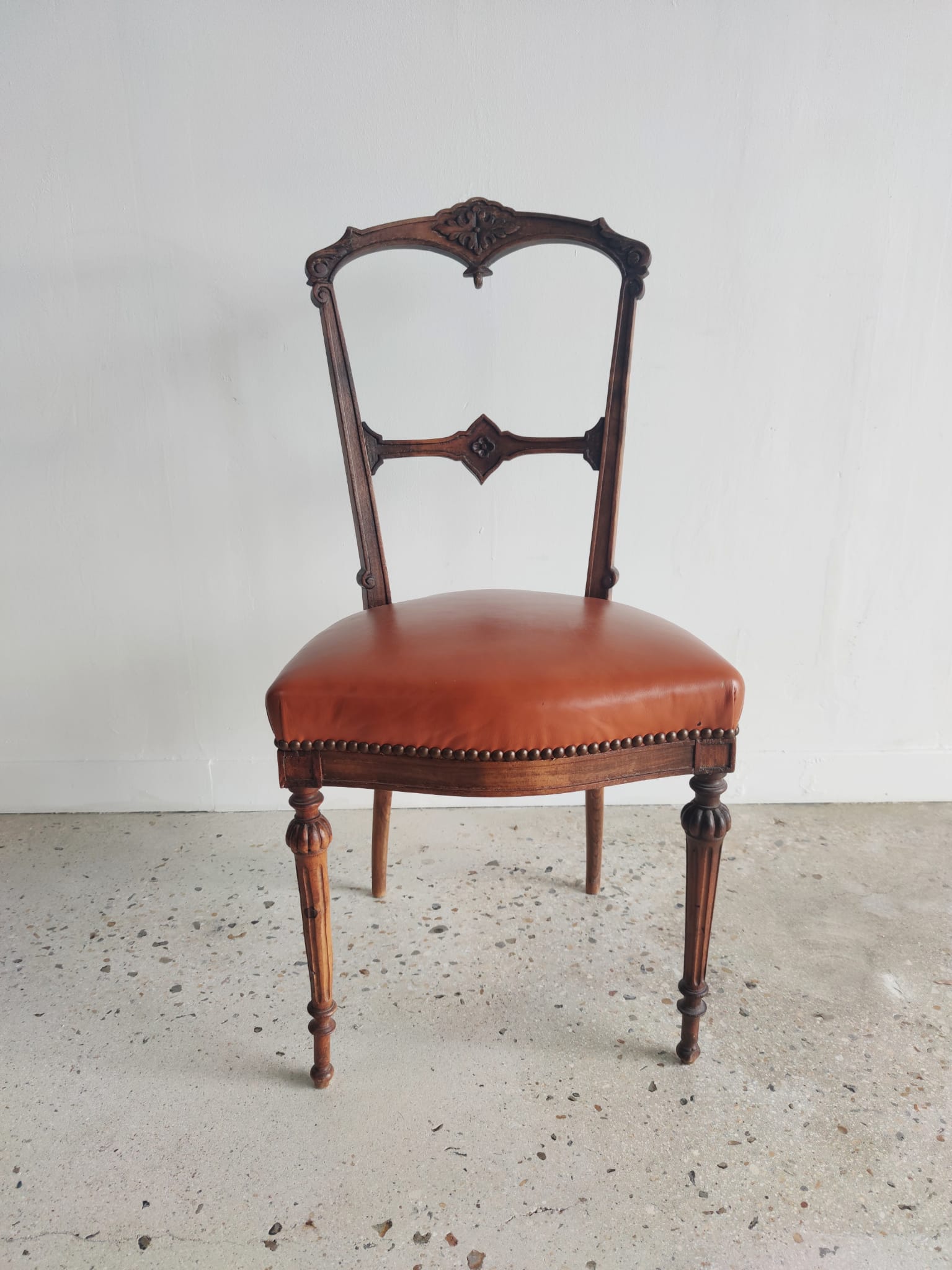 Chaise en bois naturel sculpté de motifs floraux garniture orange