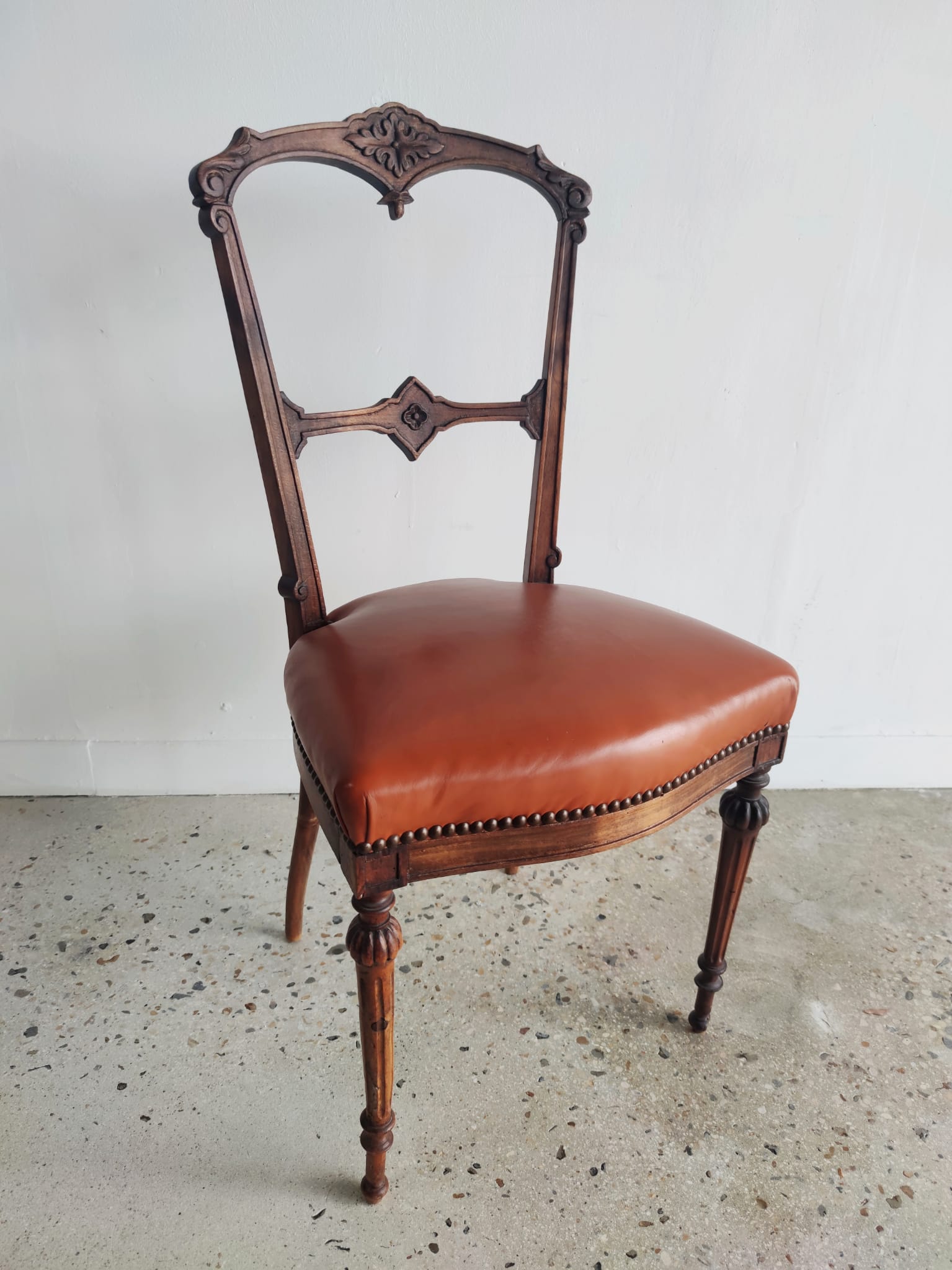 Chaise en bois naturel sculpté de motifs floraux garniture orange