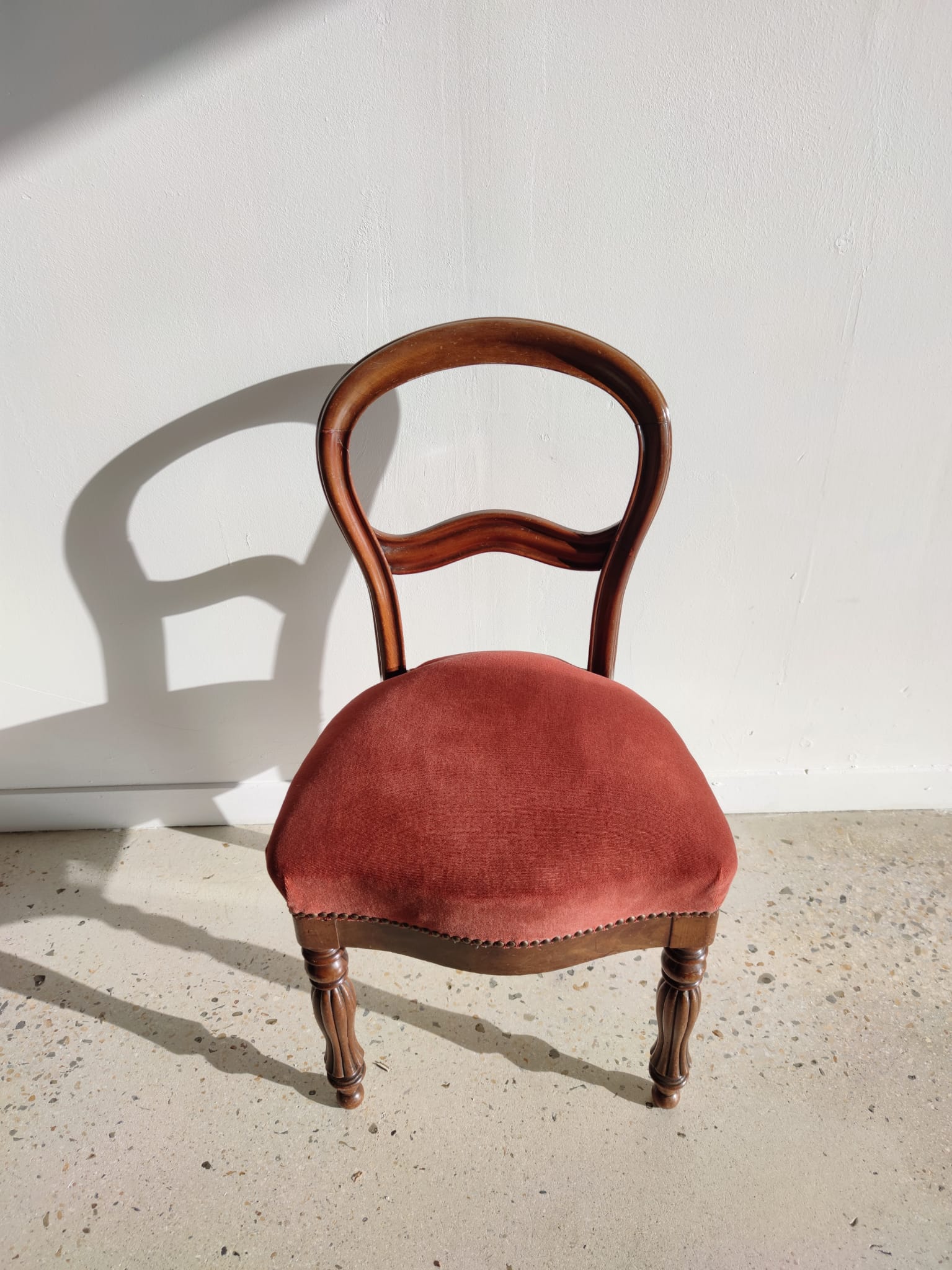 Paire de chaises à dossier cintré époque Louis Philippe garniture de velours rose