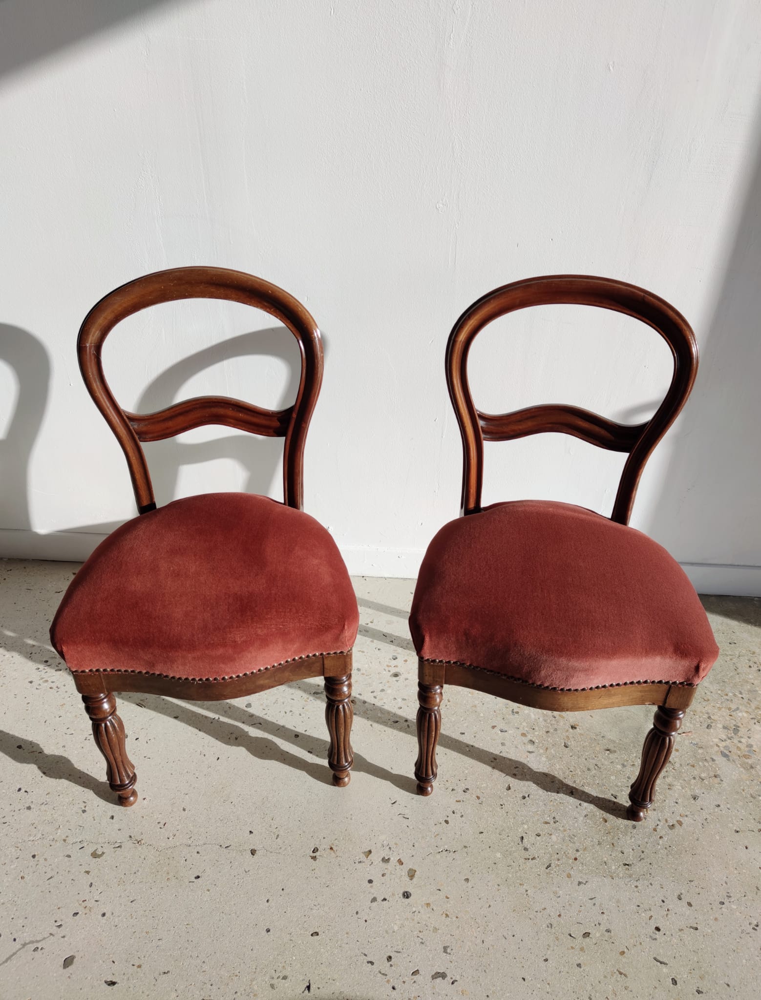 Paire de chaises à dossier cintré époque Louis Philippe garniture de velours rose