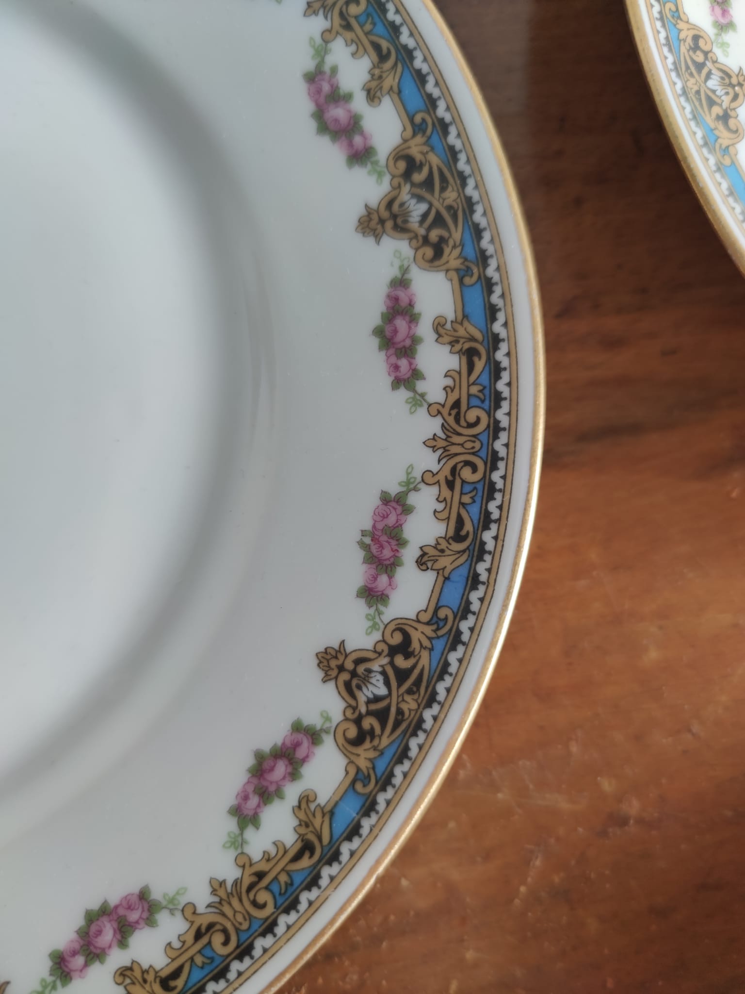 Lot de 20 assiettes en porcelaine filets de guirlandes fleuries et frise bleue et or