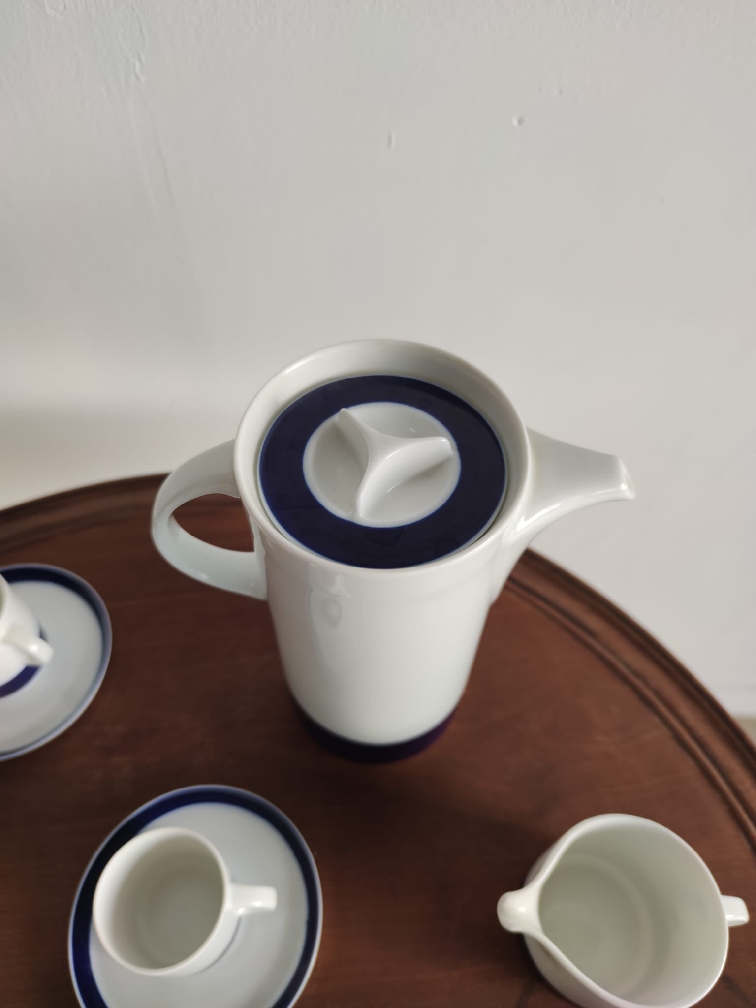Service à café en porcelaine allemande à décor d'une bande bleue