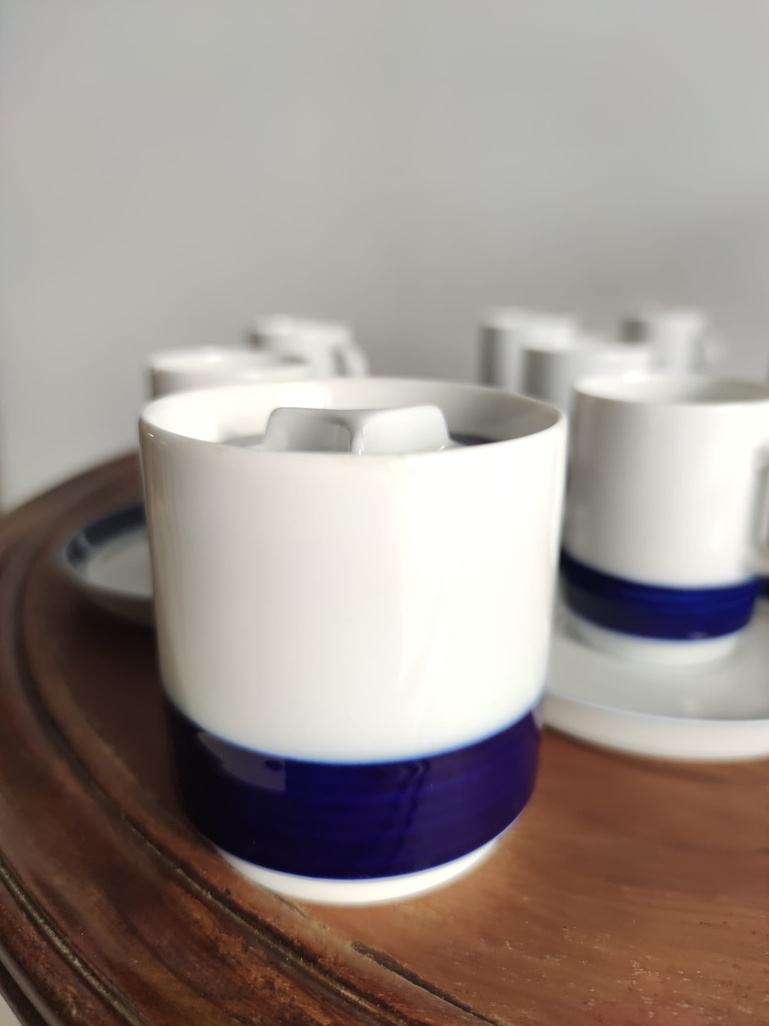 Service à café en porcelaine allemande à décor d'une bande bleue
