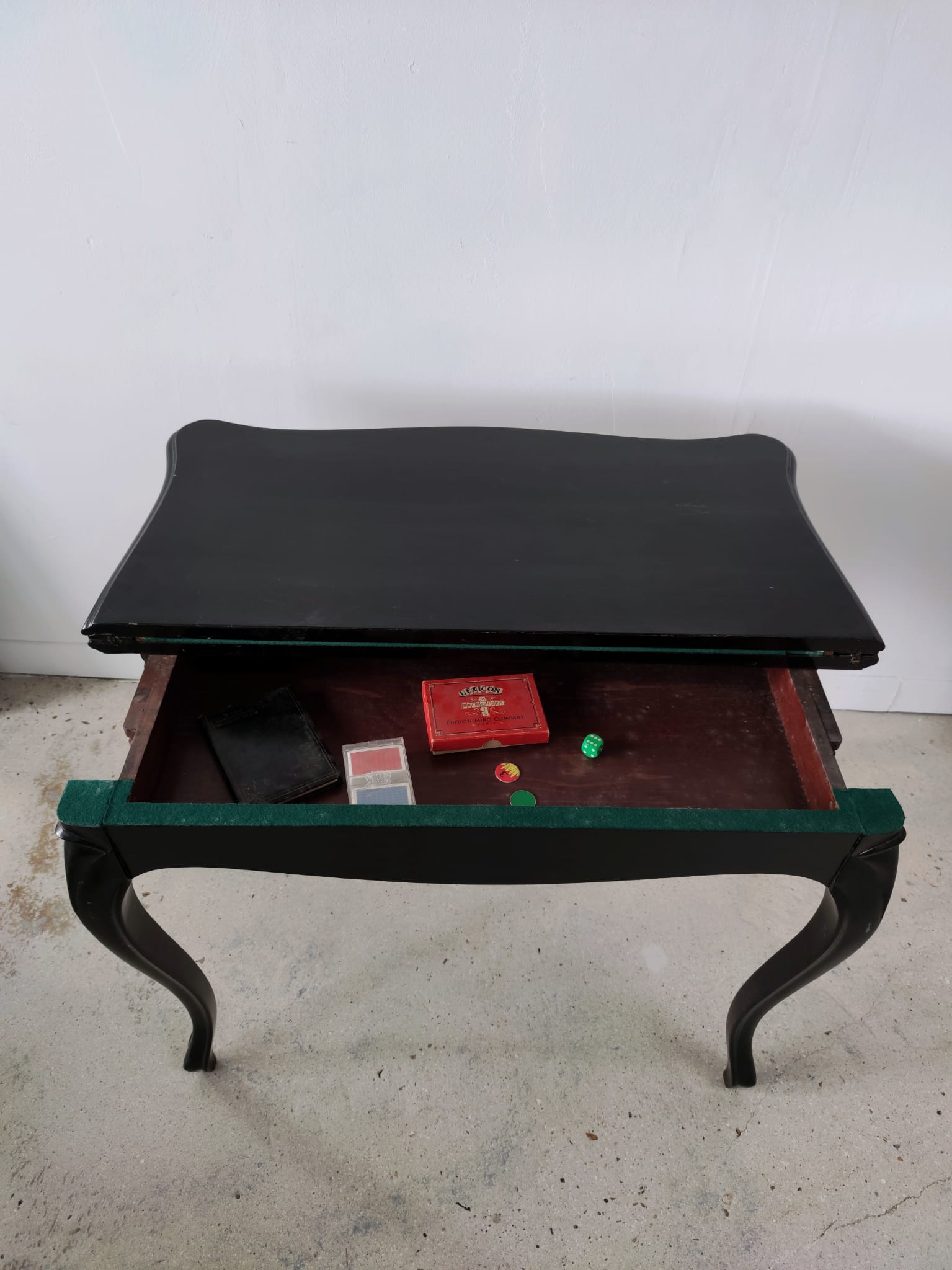 Table à jeux en bois noirci mouluré, pieds cambrés, feutrine verte