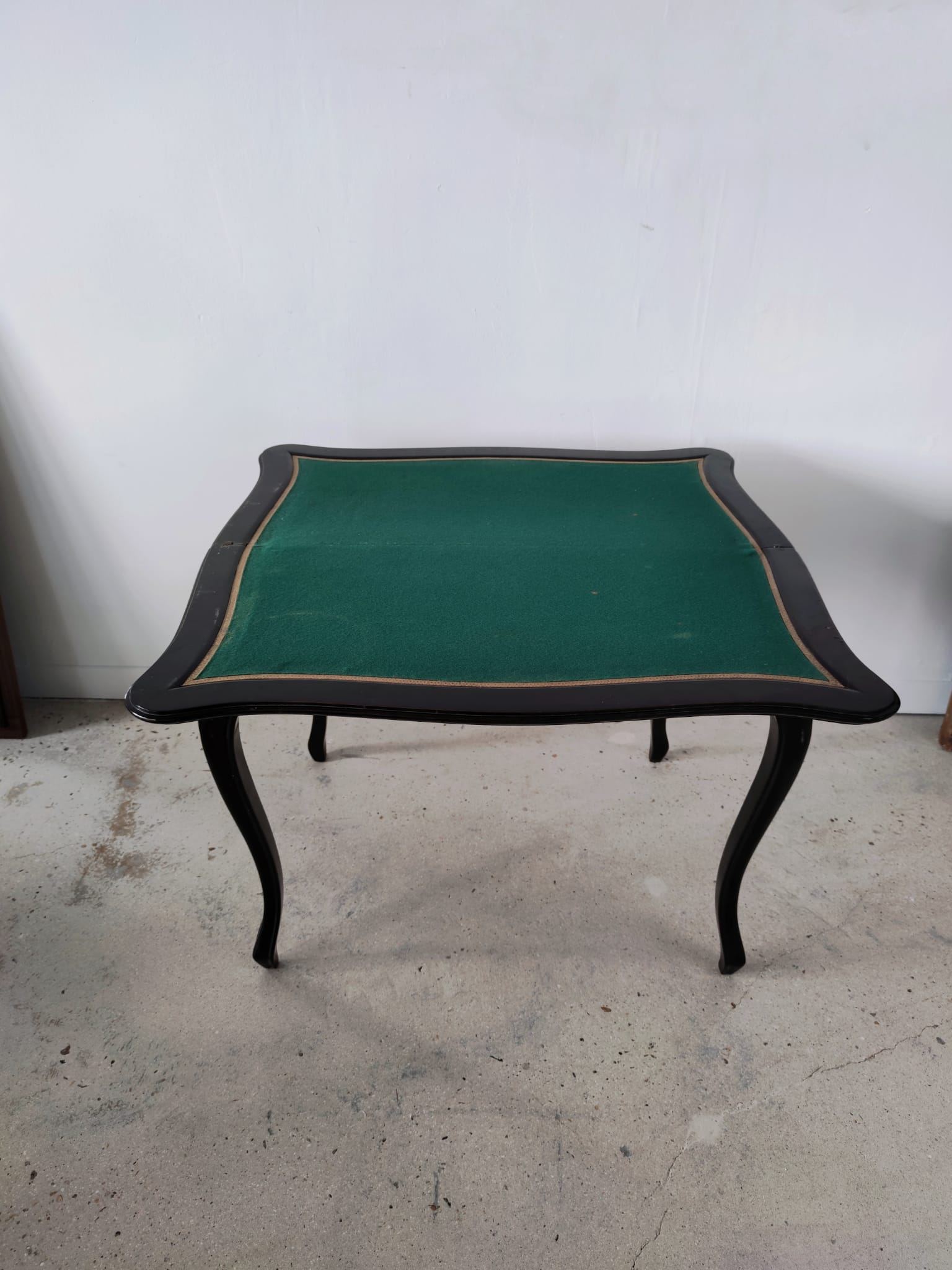 Table à jeux en bois noirci mouluré, pieds cambrés, feutrine verte