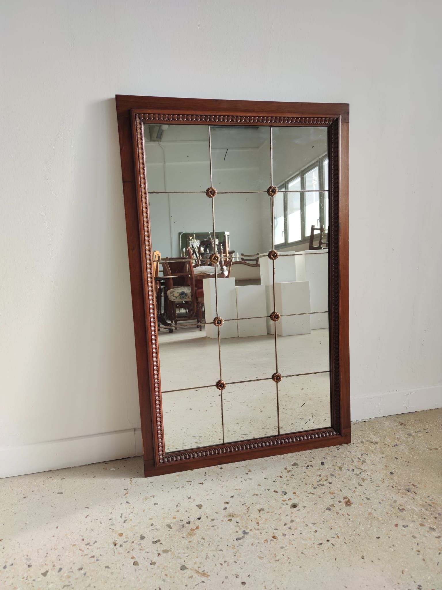 Miroir rectangulaire en bois à 15 carreaux et fleurettes en laiton doré