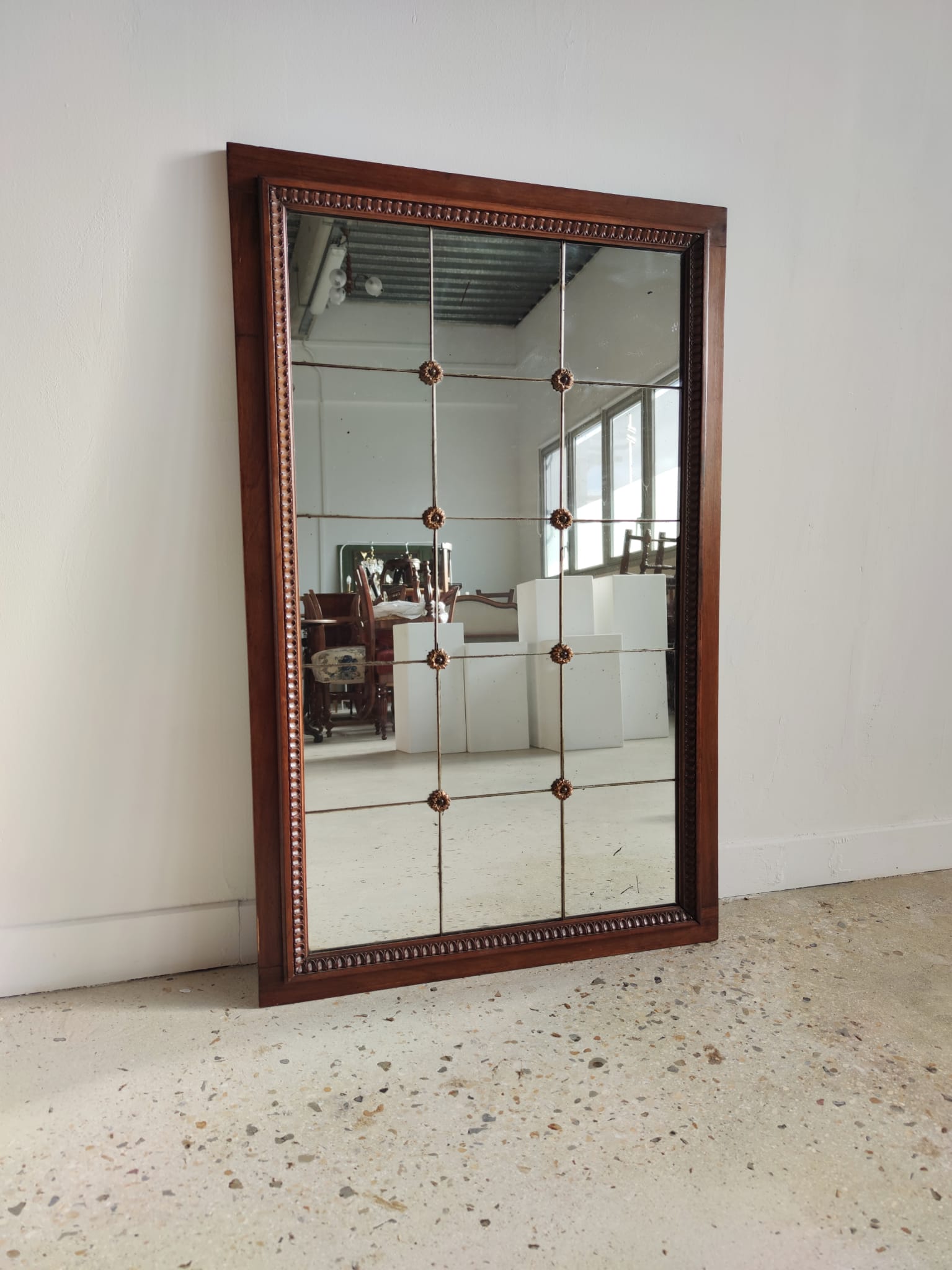 Miroir rectangulaire en bois à 15 carreaux et fleurettes en laiton doré