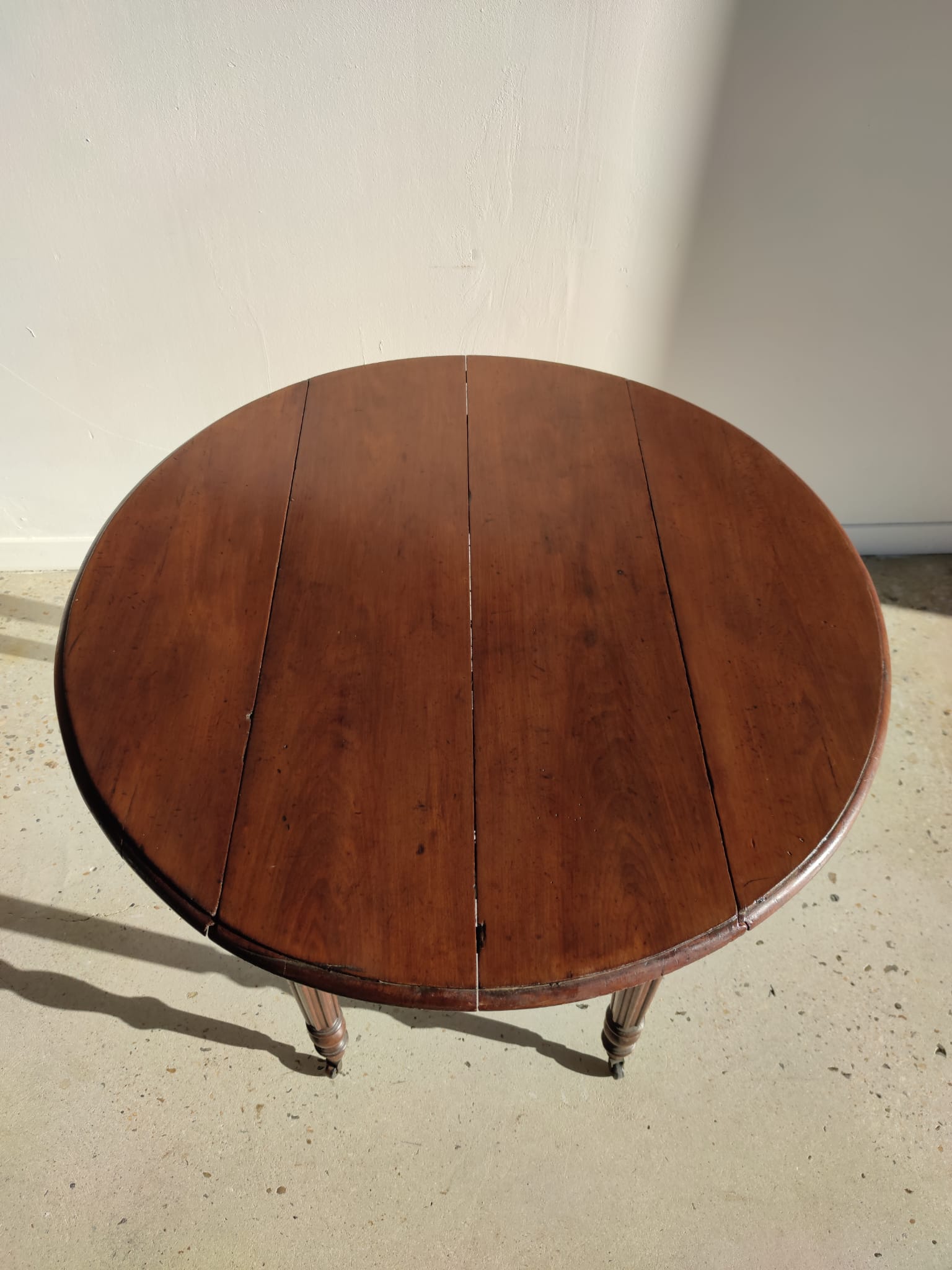 Table de salle à manger circulaire en acajou à deux abattants XIXème