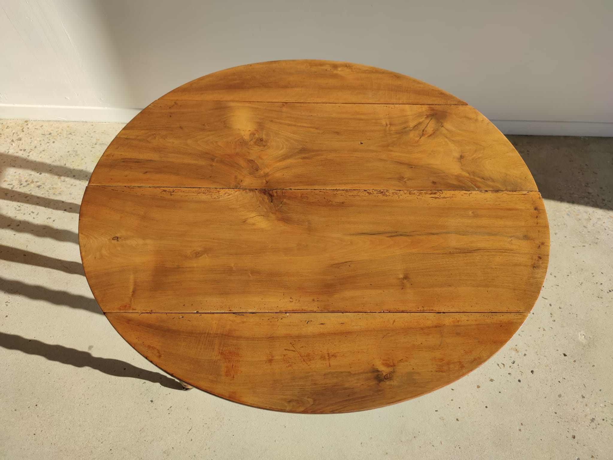 Table de salle à manger circulaire en bois naturel, 6 pieds tournés à roulettes