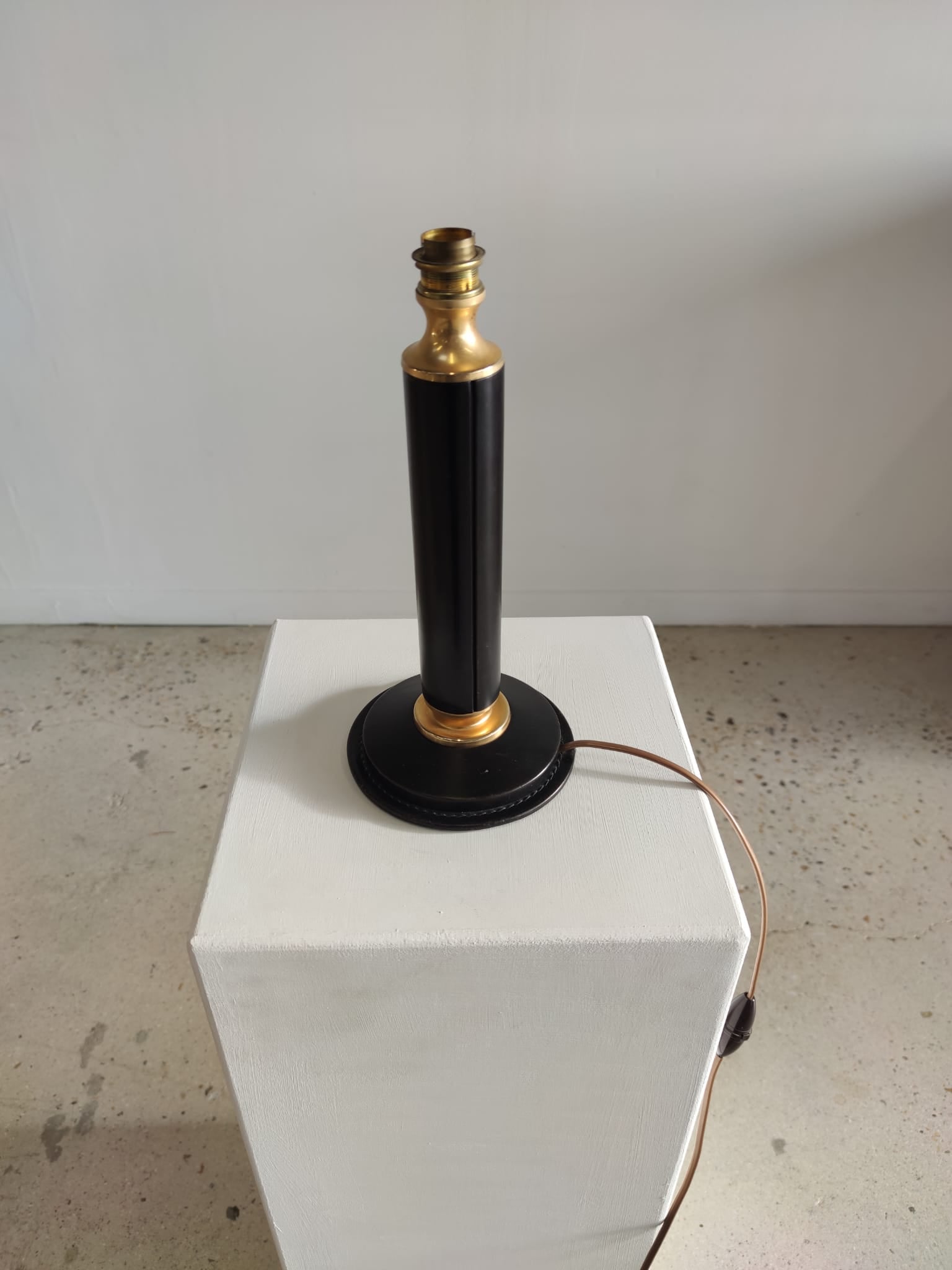 Lampe de bureau Le Tanneur vintage gainée de cuir noir