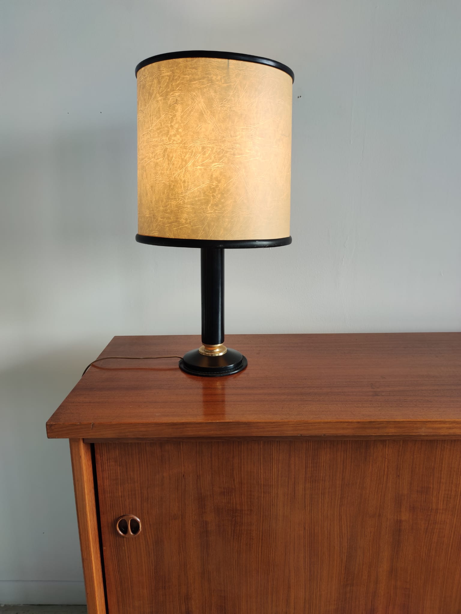 Lampe de bureau Le Tanneur vintage gainée de cuir noir
