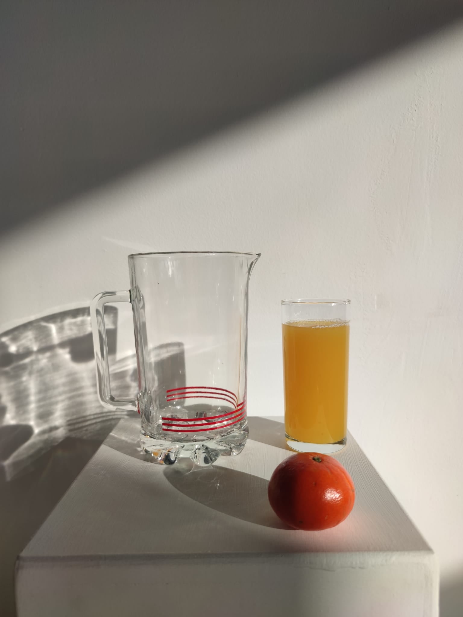 Pichet à orangeade italien vintage en verre à rayures rouges
