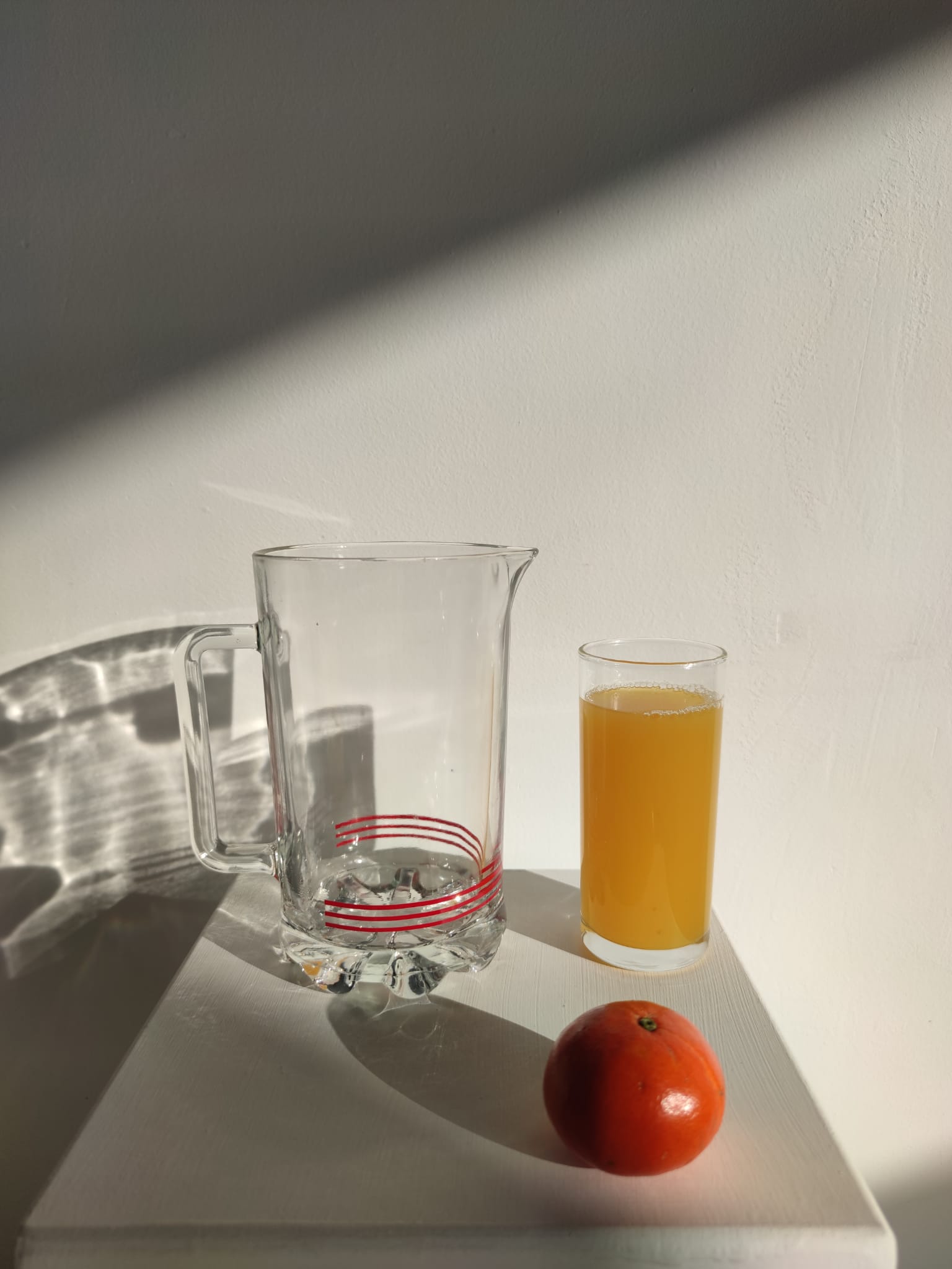 Pichet à orangeade italien vintage en verre à rayures rouges