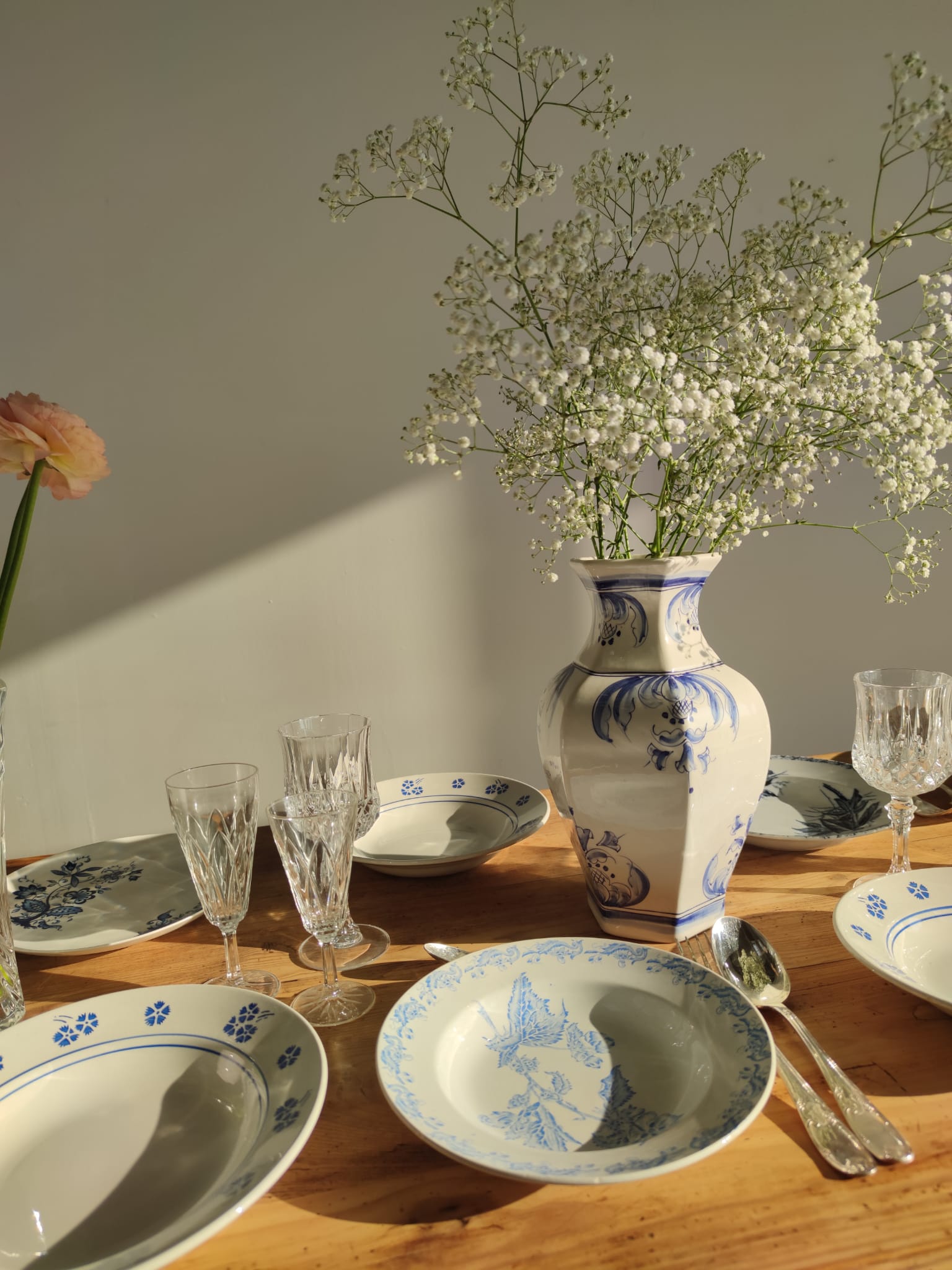 Lot de 8 assiettes creuses Lunéville modèle Danièle à décor floral bleu