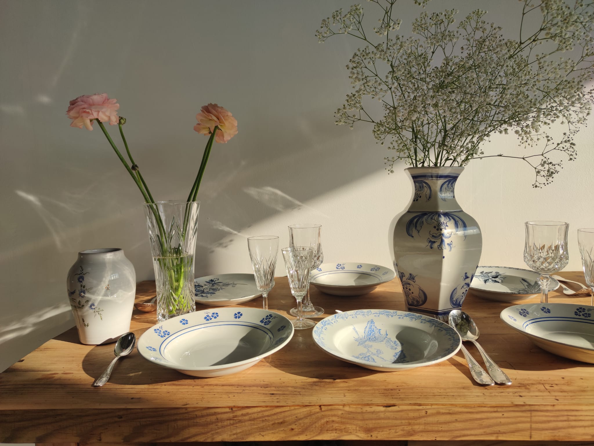 Lot de 8 assiettes creuses Lunéville modèle Danièle à décor floral bleu
