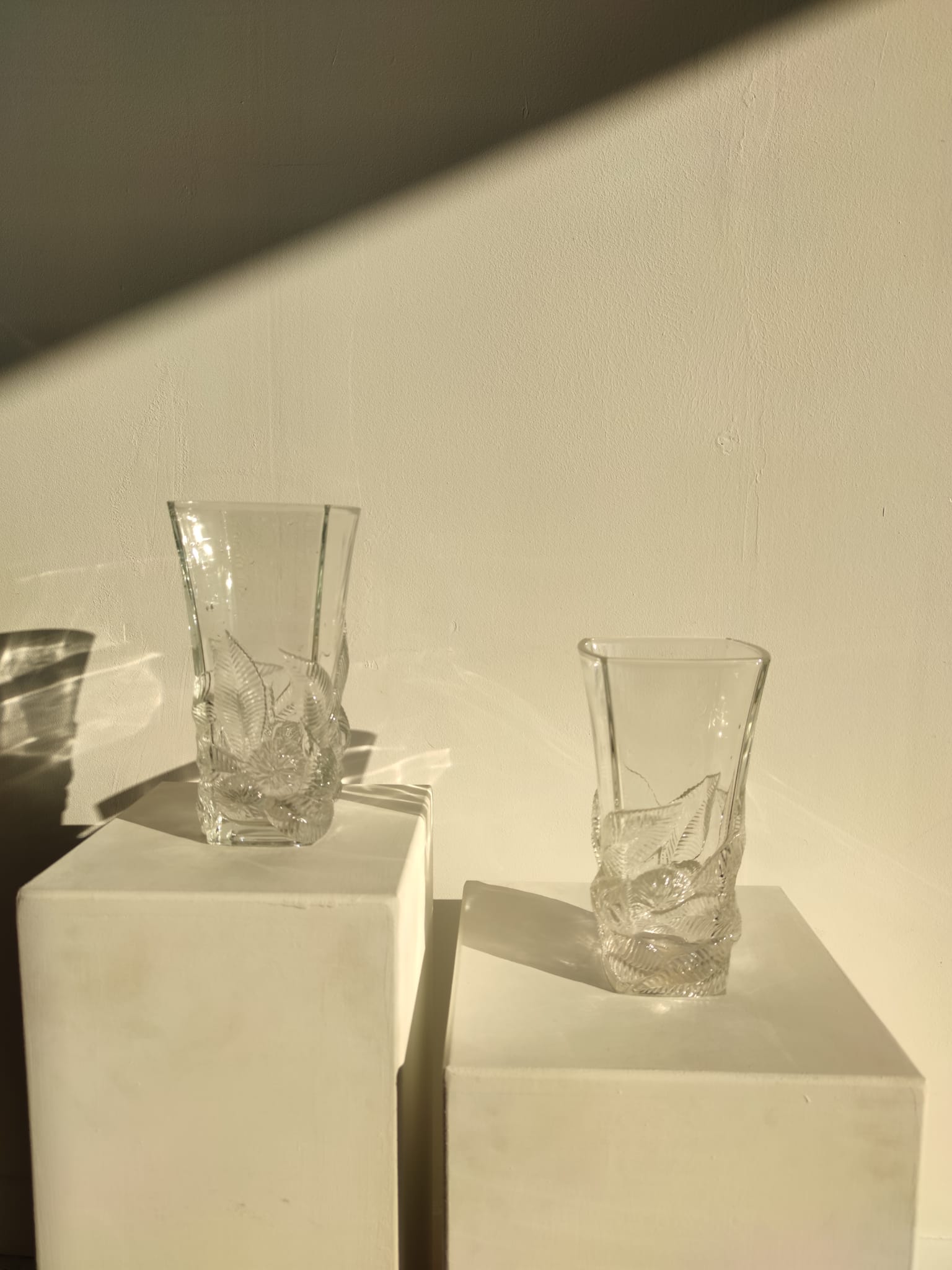 Grand vase en verre transparent moulé à motifs de marrons