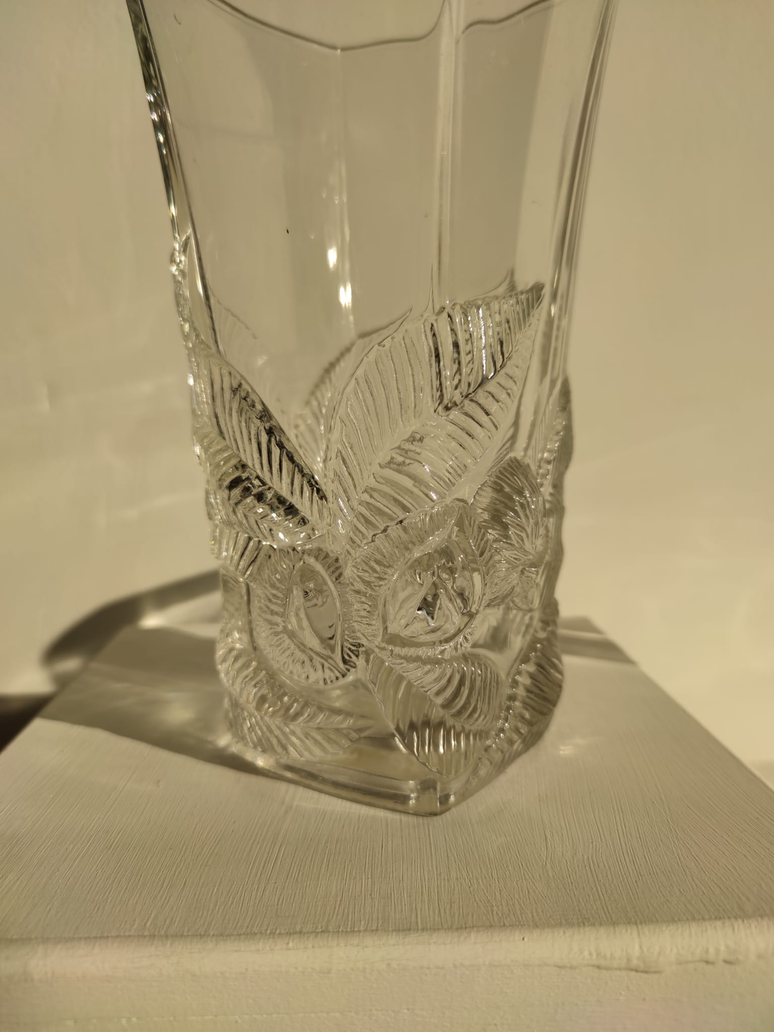 Grand vase en verre transparent moulé à motifs de marrons