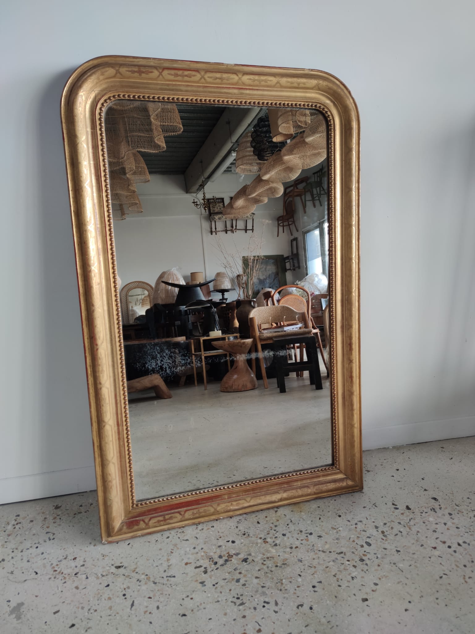 Miroir de cheminée à encadrement doré de style Louis Philippe