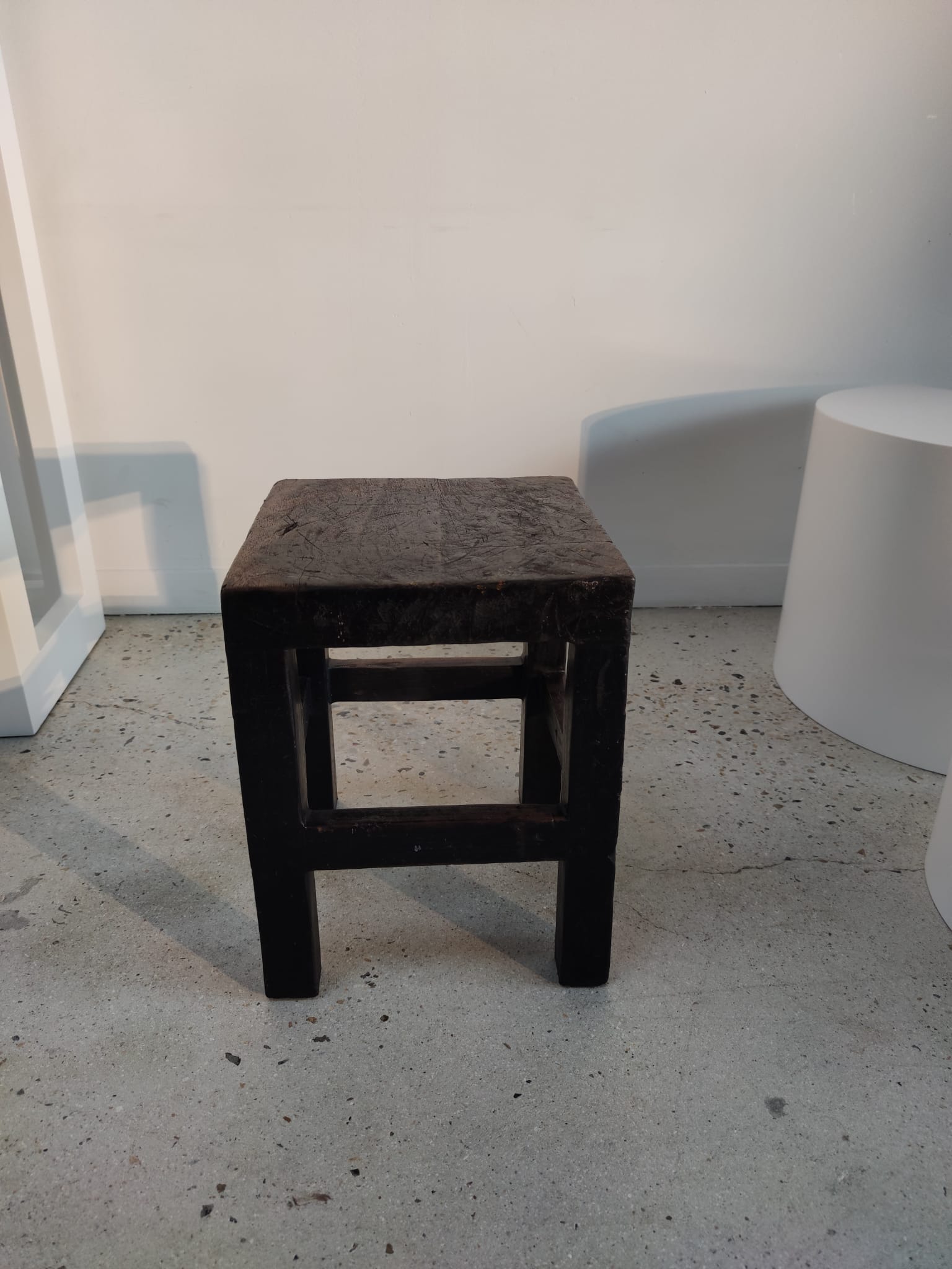 Ancien tabouret d'atelier assise carrée en teck