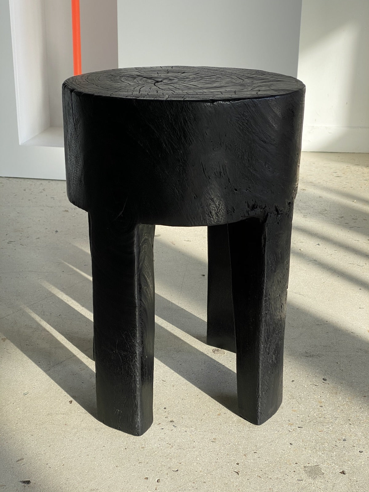 Petite table d'appoint ou de chevet monoxyle en bois massif noire