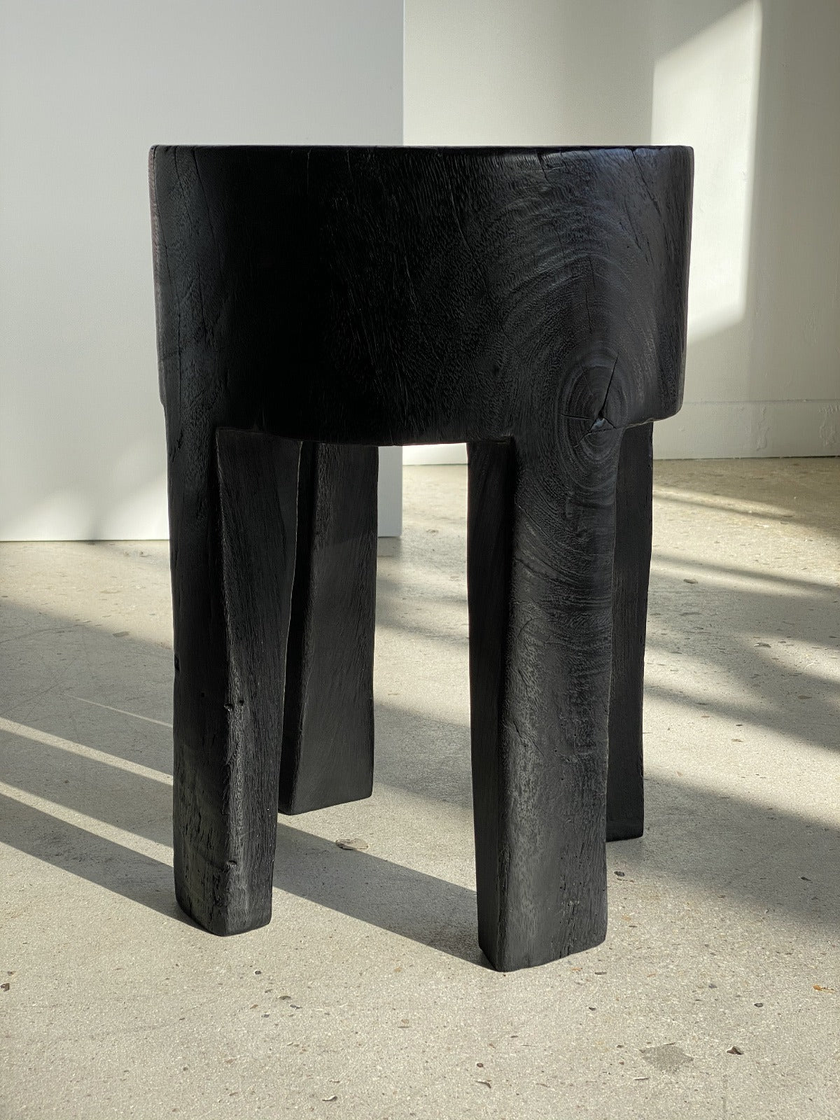 Petite table d'appoint ou de chevet monoxyle en bois massif noire