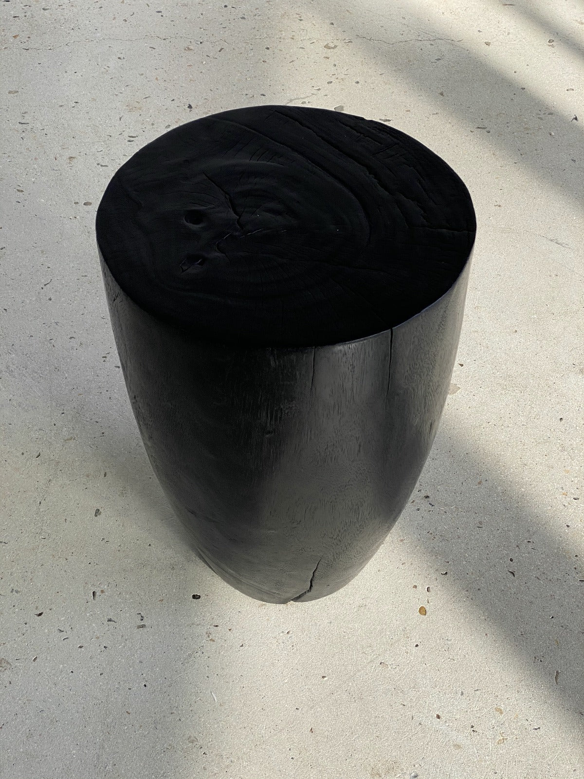 Bout de canapé en bois massif noir (monoxyle)