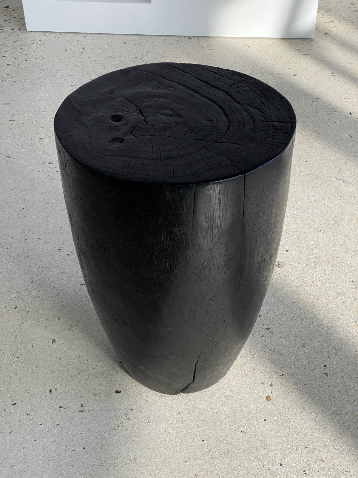 Bout de canapé en bois massif noir (monoxyle)