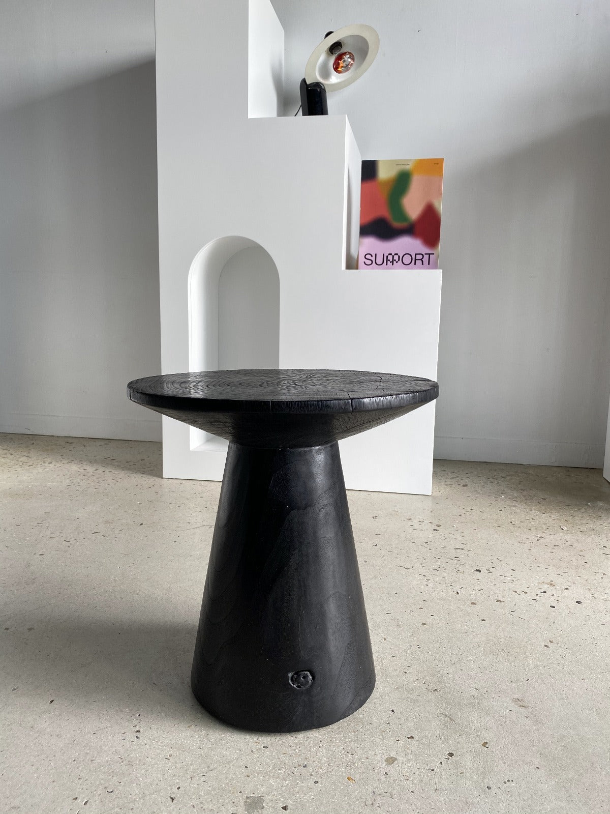 Table d'appoint en bois massif noir (monoxyle) piètement conique