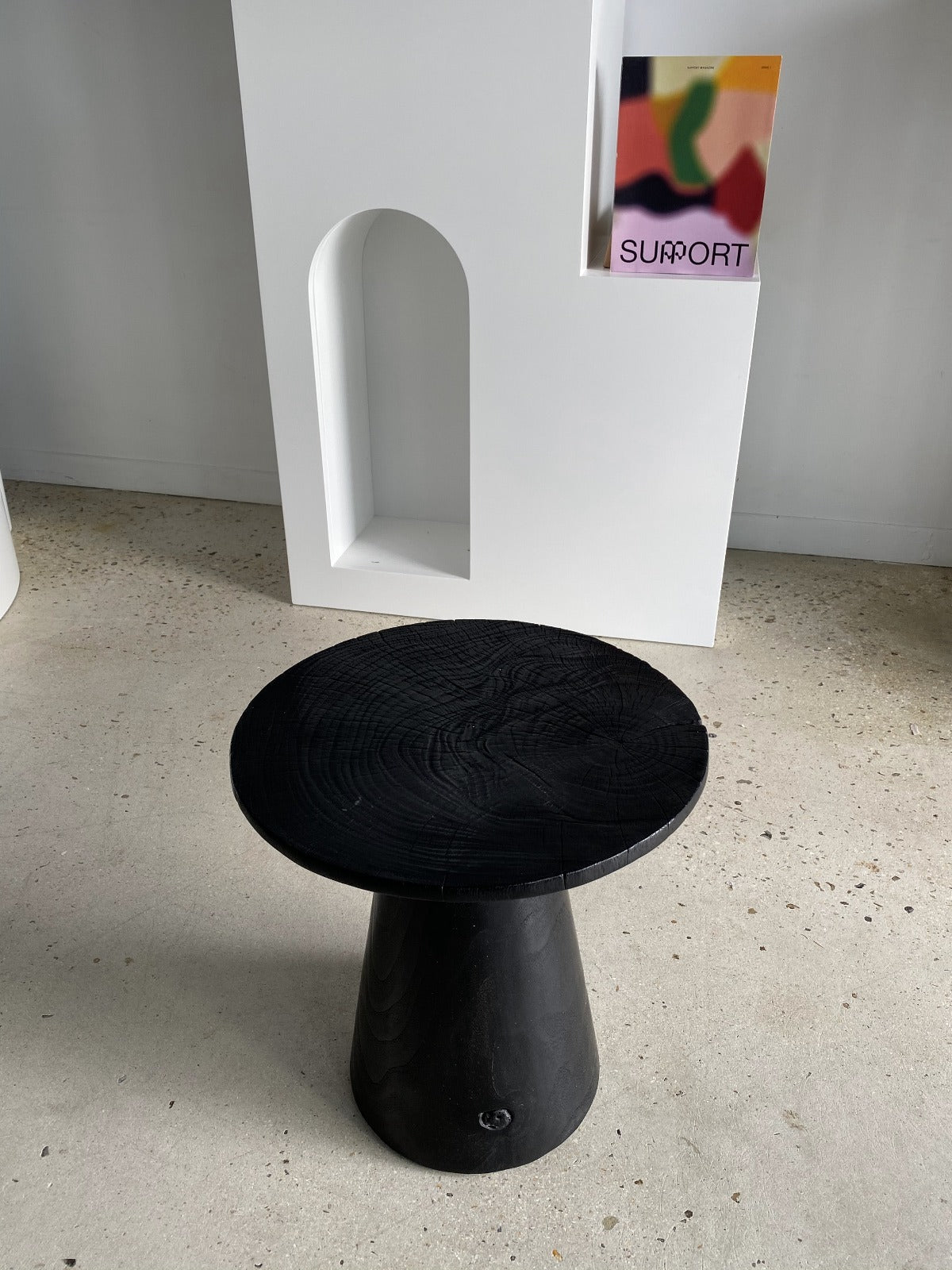 Table d'appoint en bois massif noir (monoxyle) piètement conique
