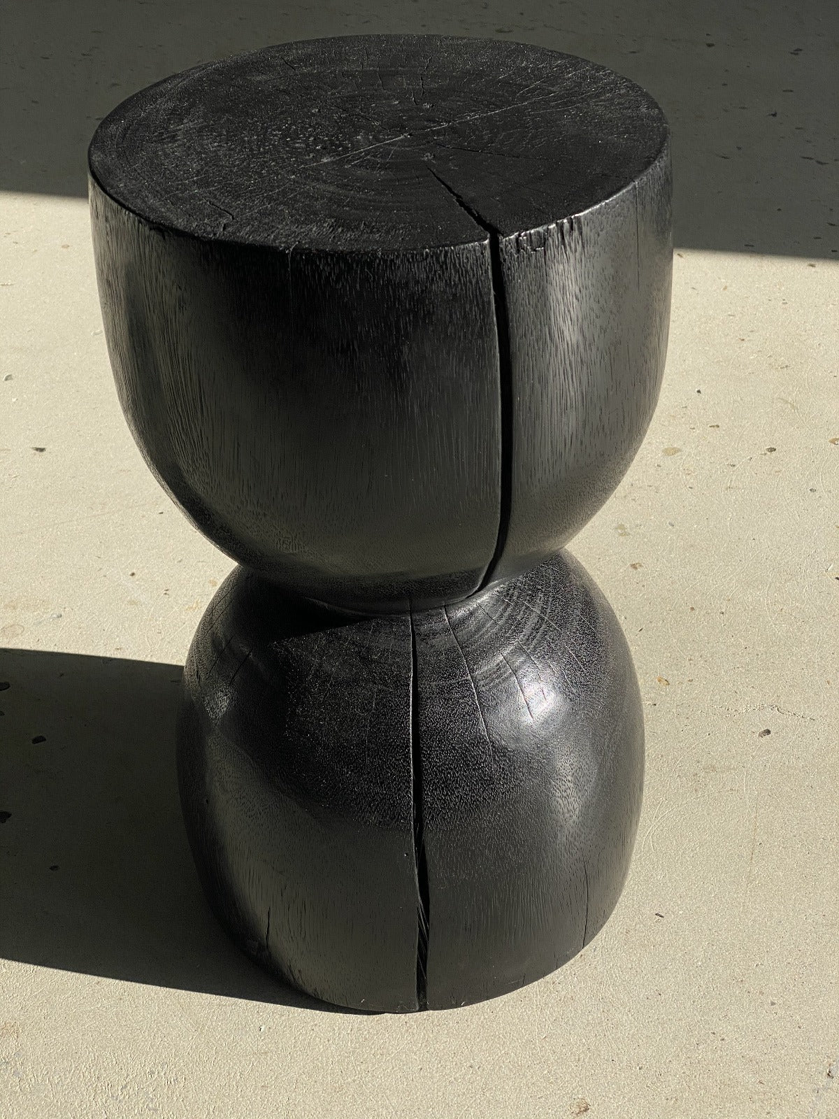 Bout de canapé noir deux demi sphères en bois massif monoxyle