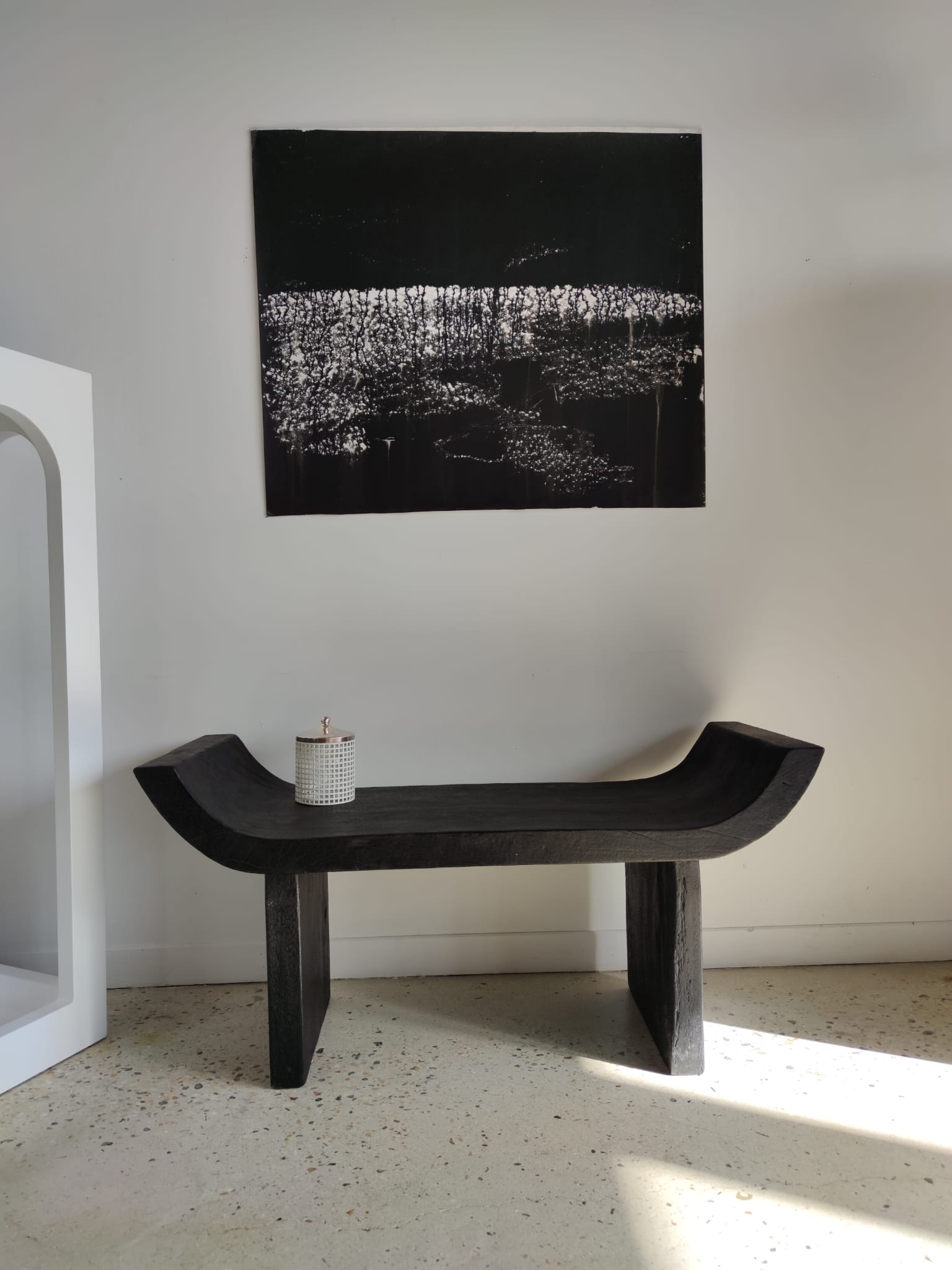 Banc design assise incurvé en bois massif noir