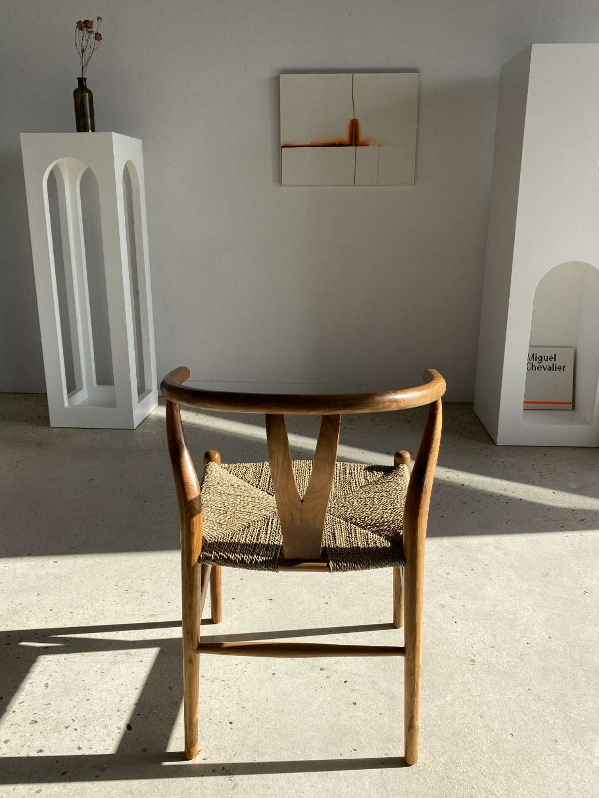 Chaise paillée en bois et fibres naturels dossier en forme de Y