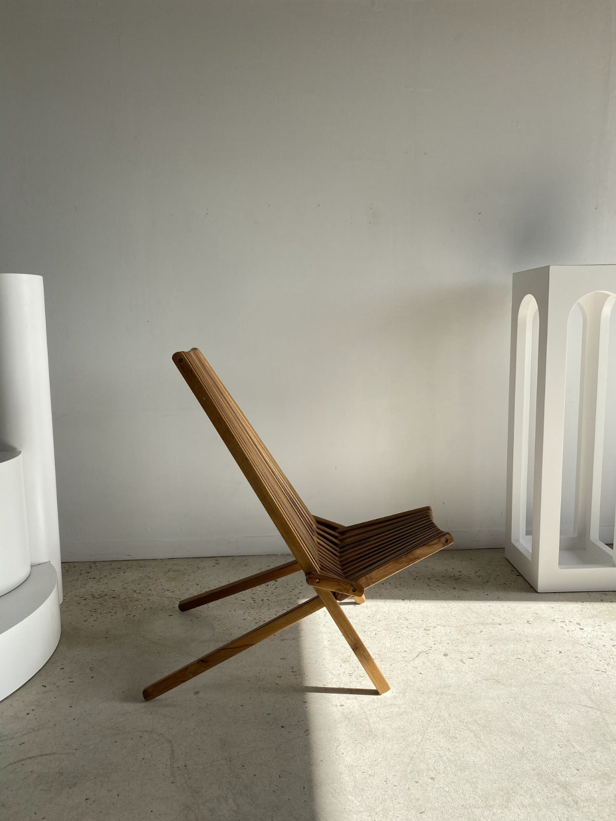 Grand fauteuil design pliable en lattes de bois