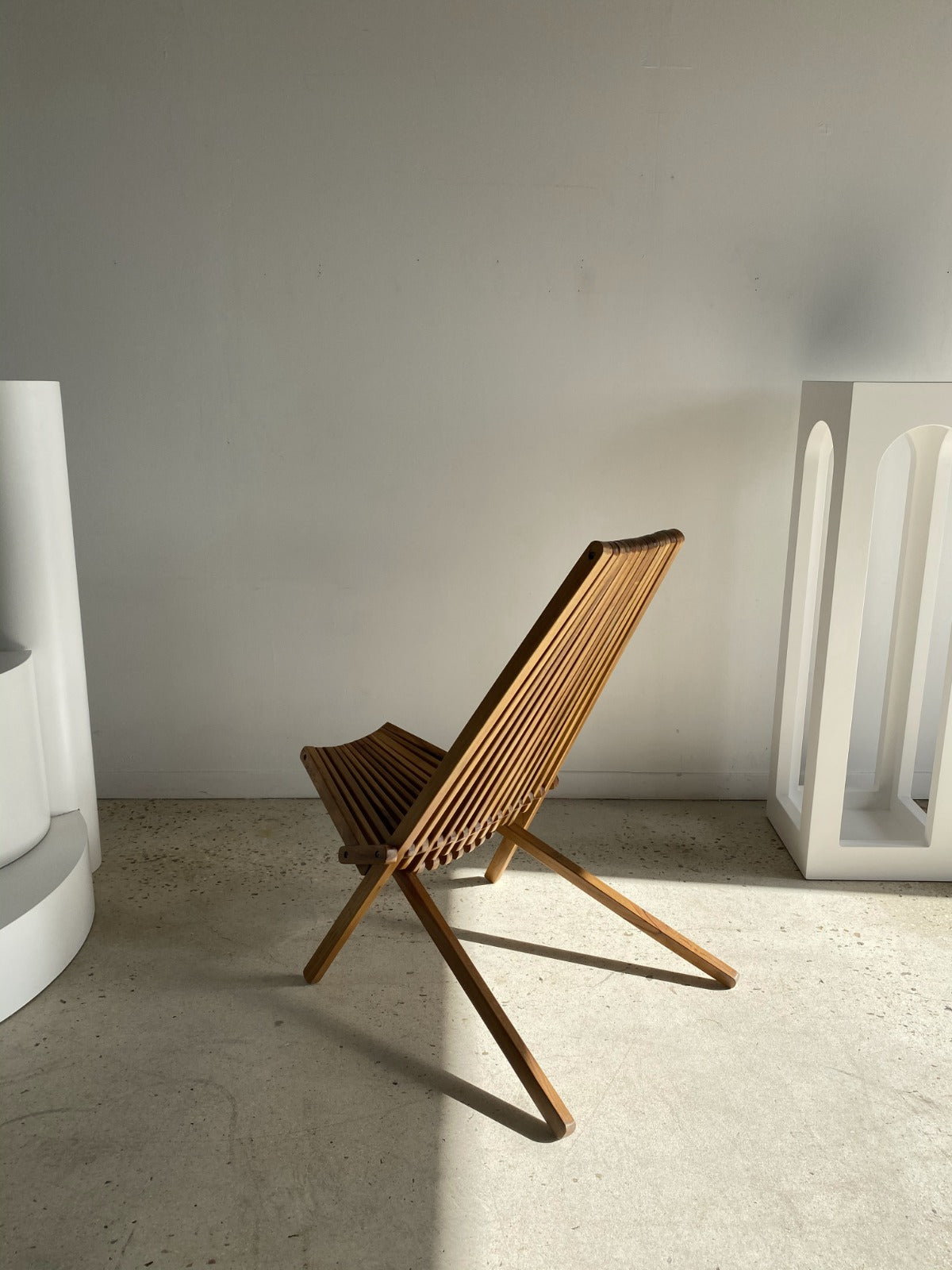 Grand fauteuil design pliable en lattes de bois