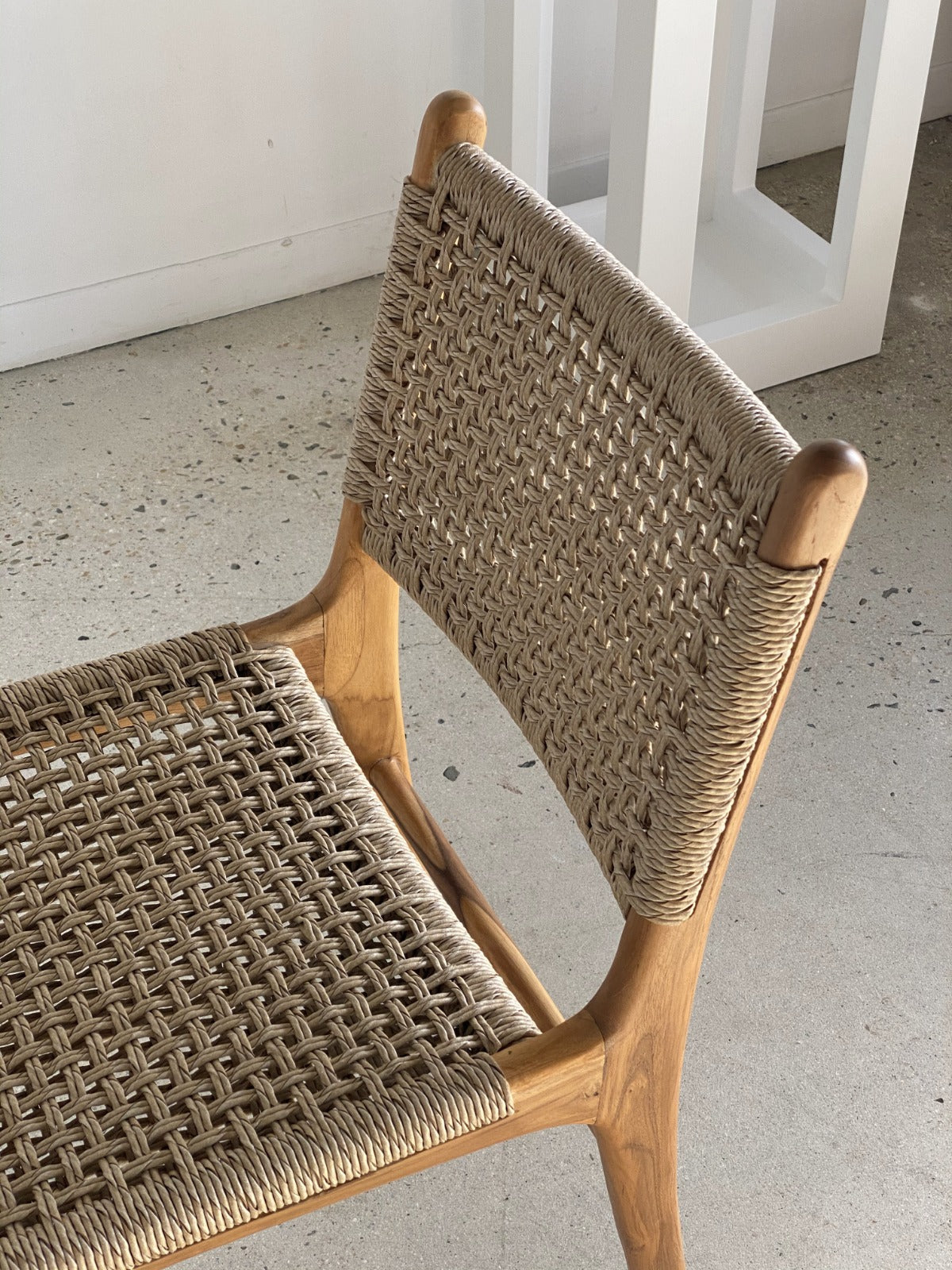 Chaise d'intérieur ou d'extérieur en teck et fibre tressée
