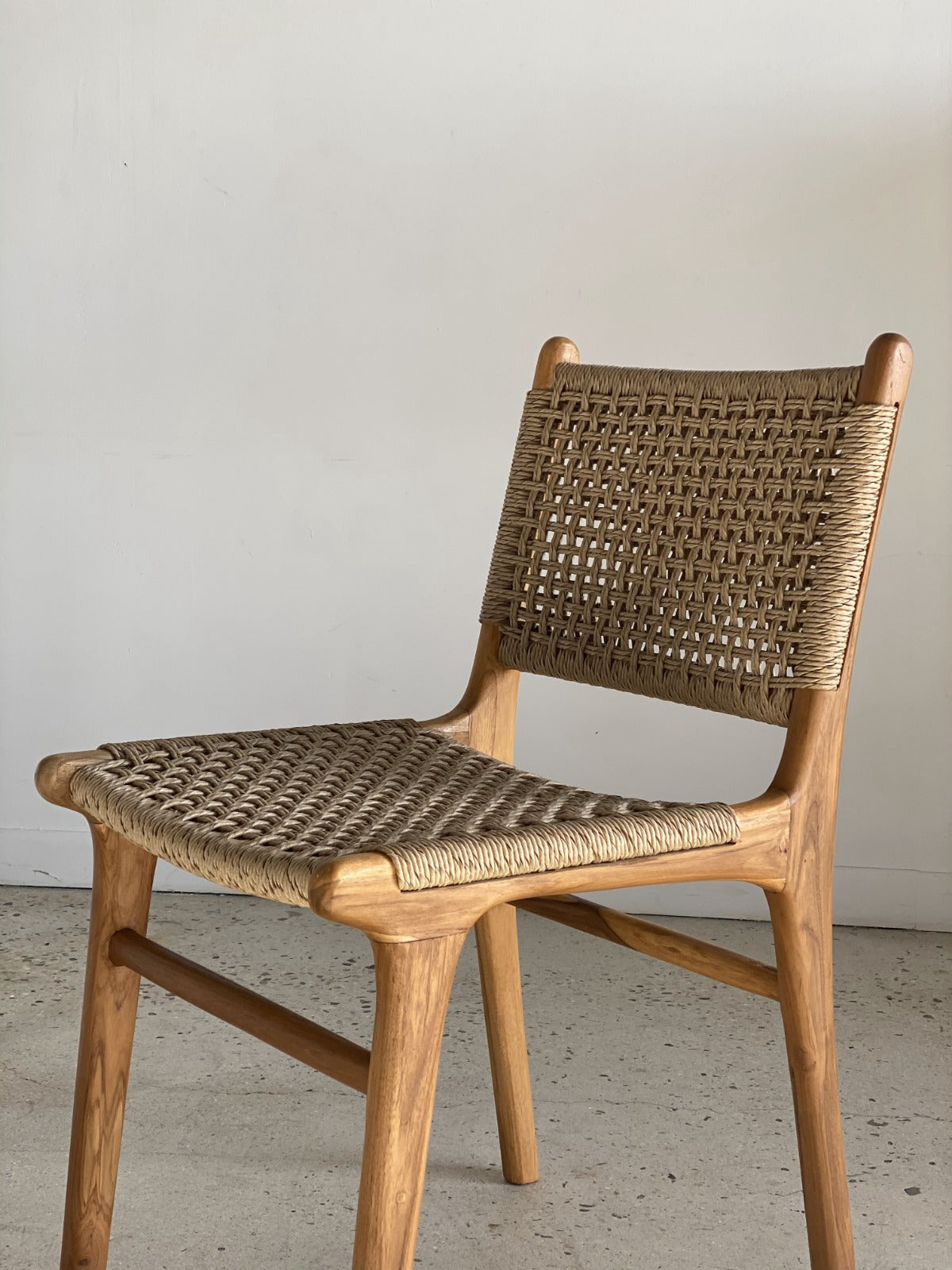 Chaise d'intérieur ou d'extérieur en teck et fibre tressée