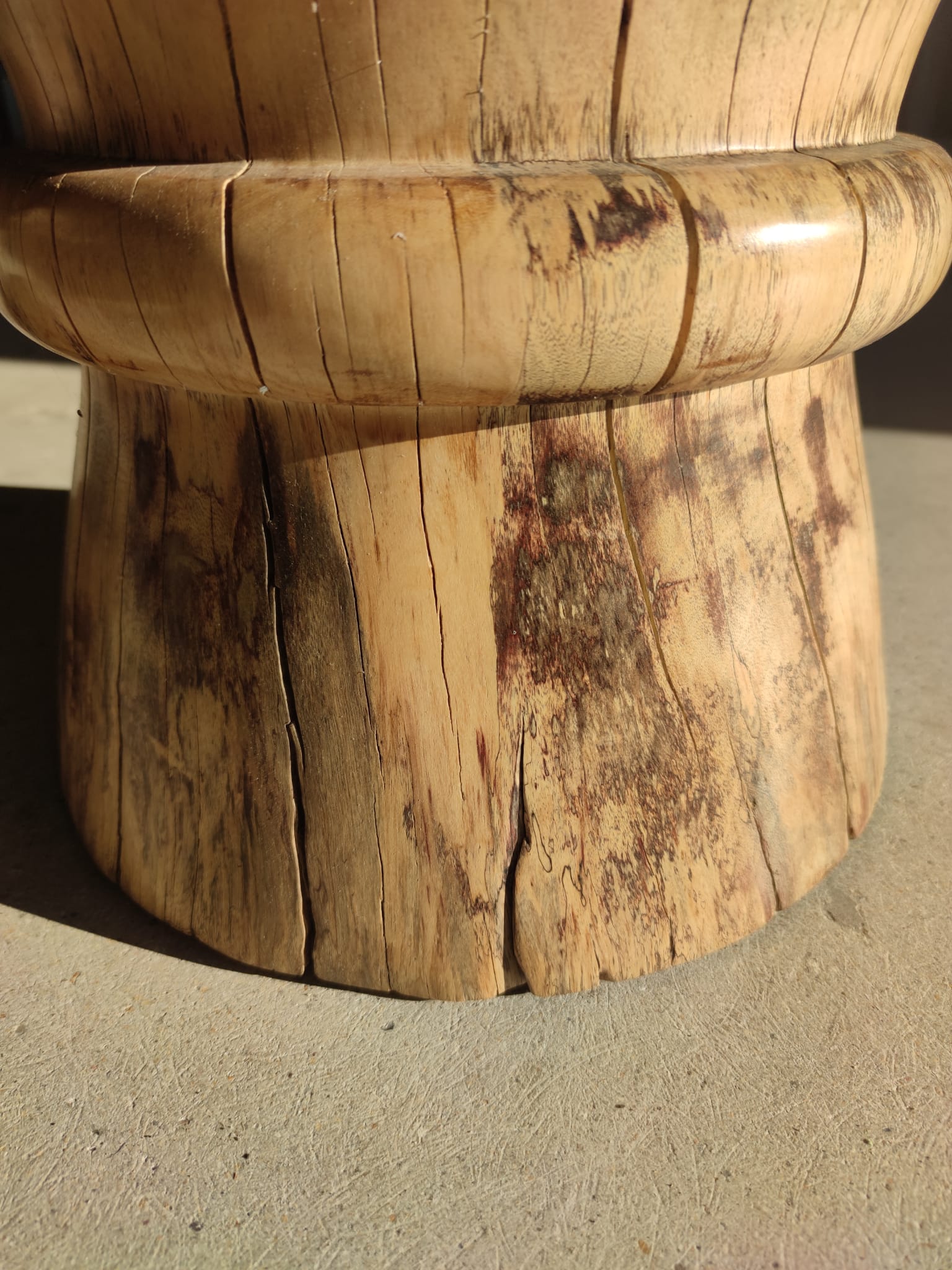 Bout de canapé, tabouret ou table d'appoint en tamarin massif (monoxyle) en forme de bobine (foncé)