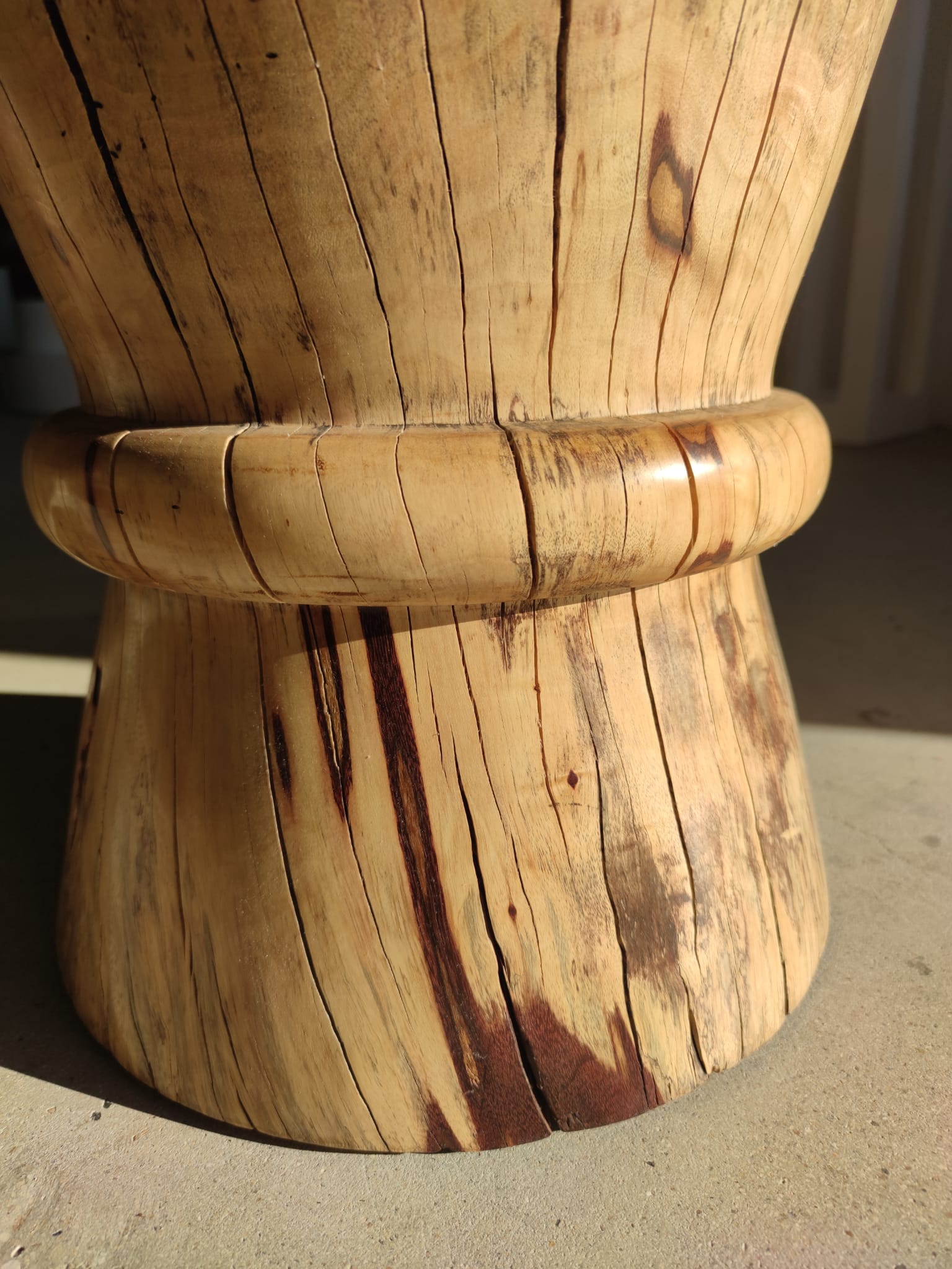Bout de canapé, tabouret ou table d'appoint en tamarin massif (monoxyle) en forme de bobine (foncé)