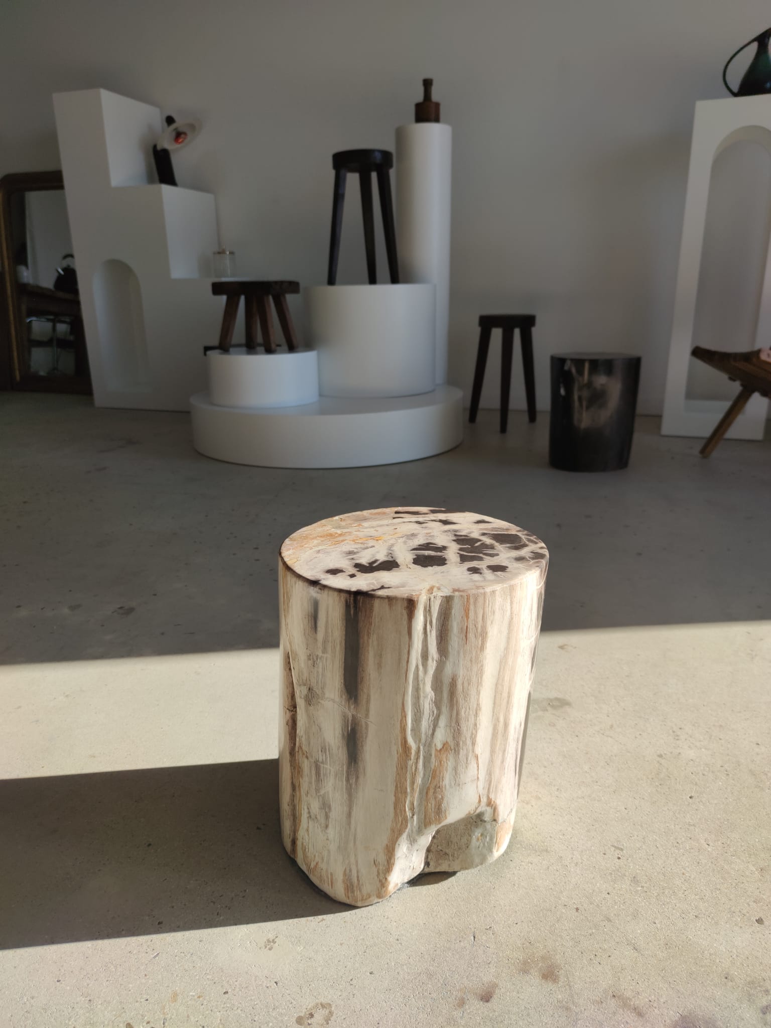 Table d'appoint en bois pétrifié blanc et multicolore - H:39cm D:30cm