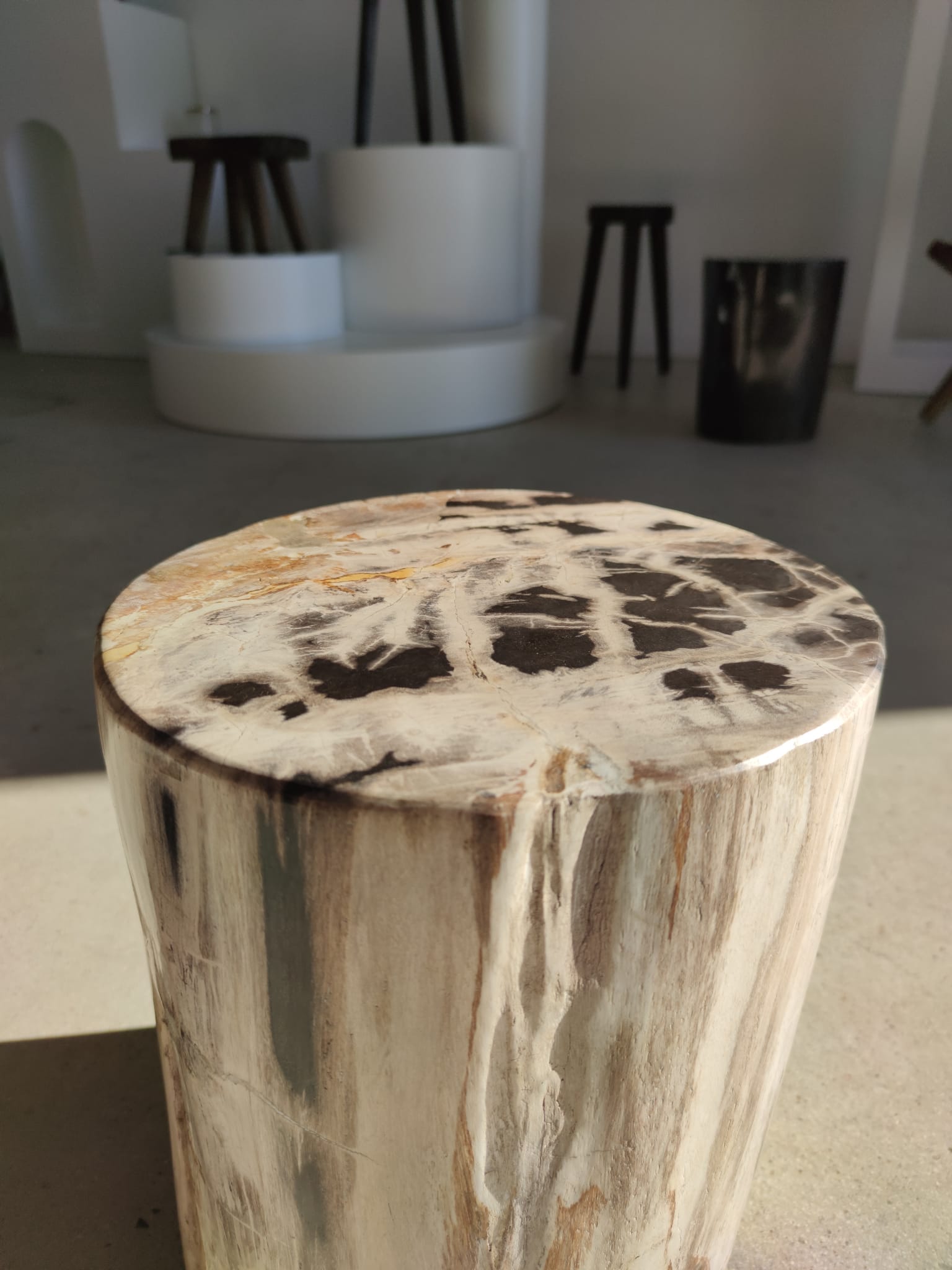 Table d'appoint en bois pétrifié blanc et multicolore - H:39cm D:30cm