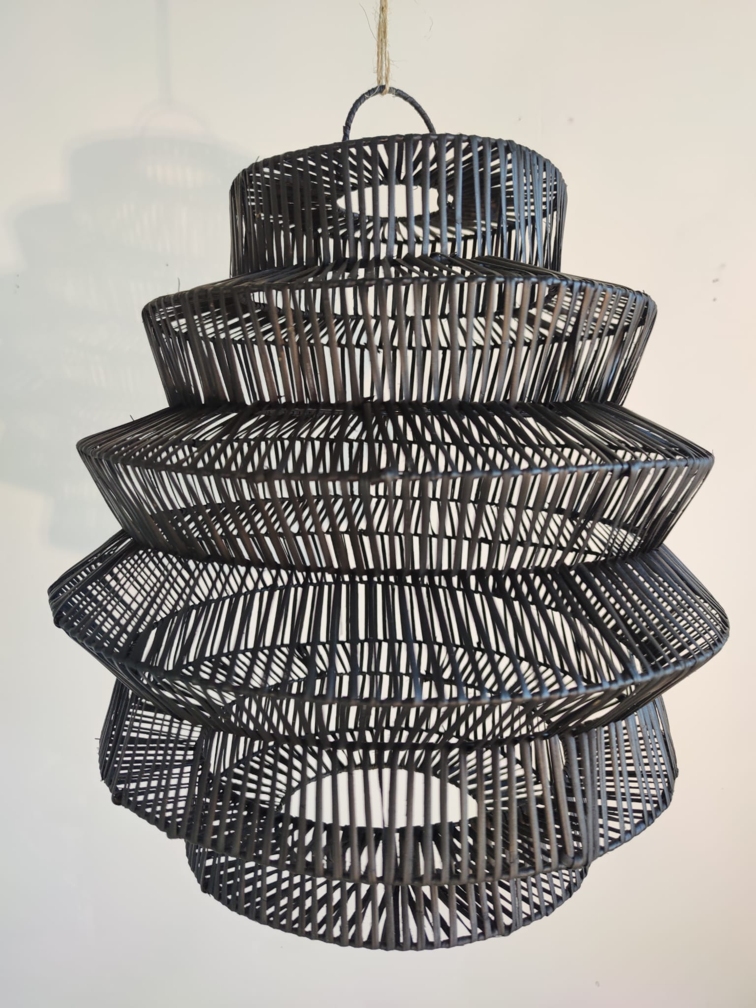 Suspension en rotin tressé en forme d'accordéon noir