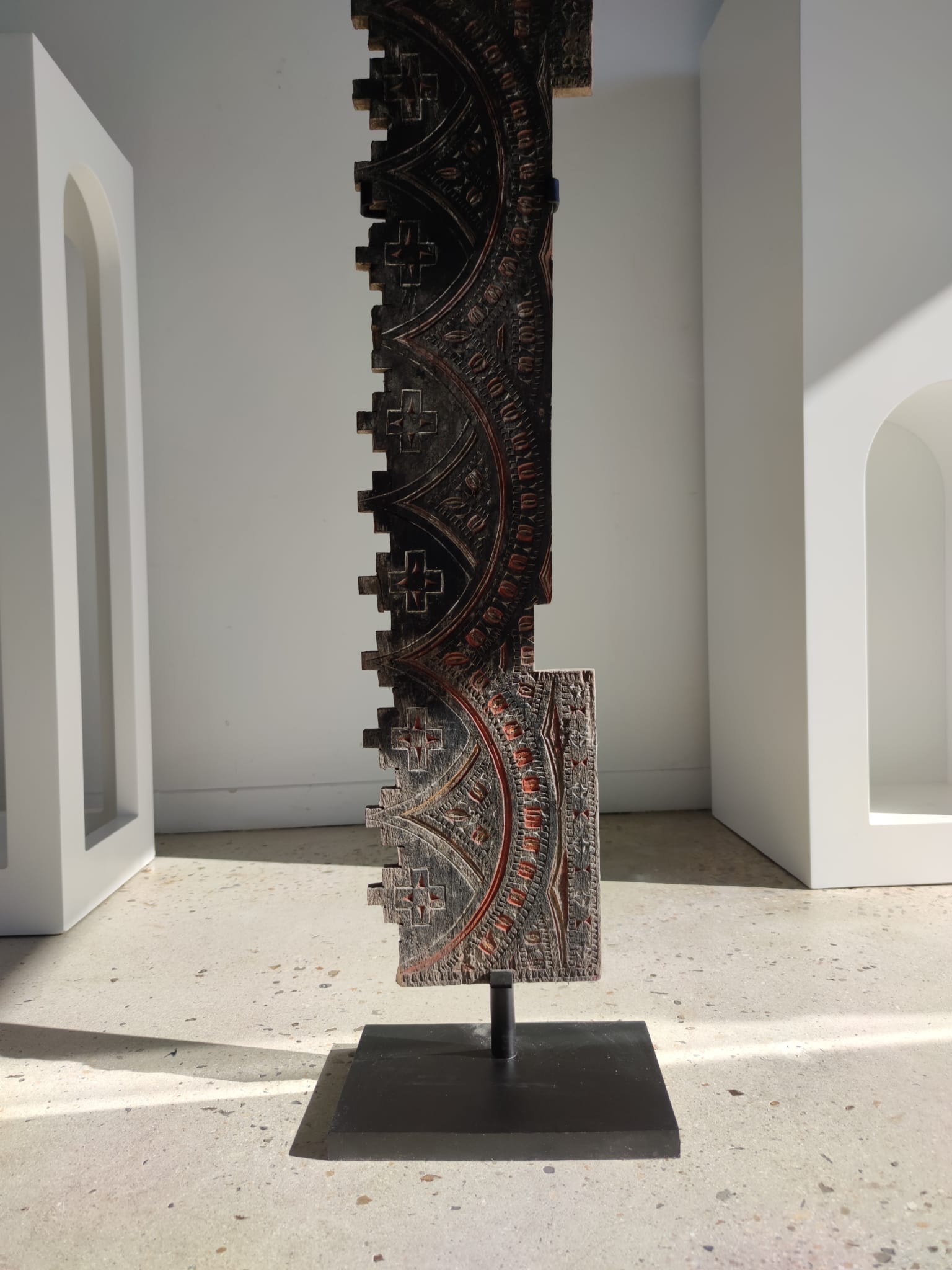 Elément de construction indonésienne en bois sculpté monté sur socle