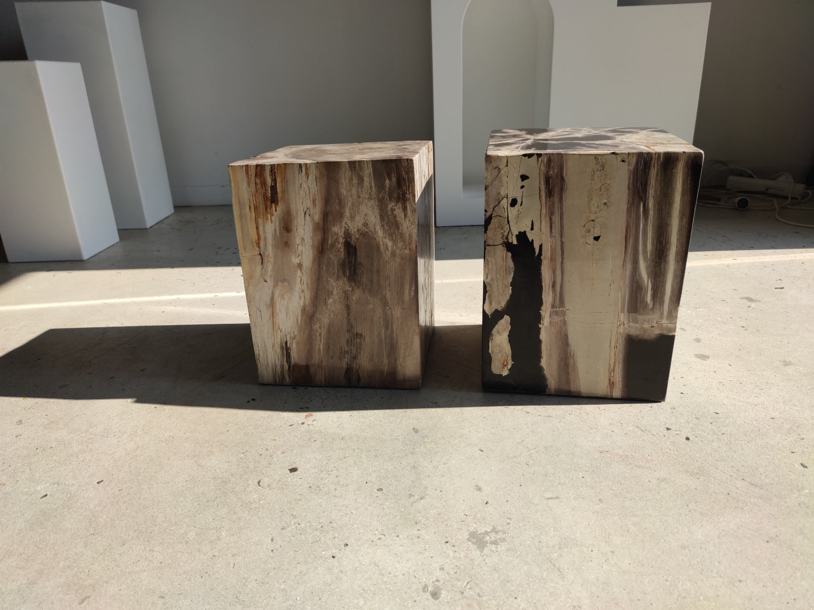 Table d'appoint en bois pétrifié rectangulaire foncé